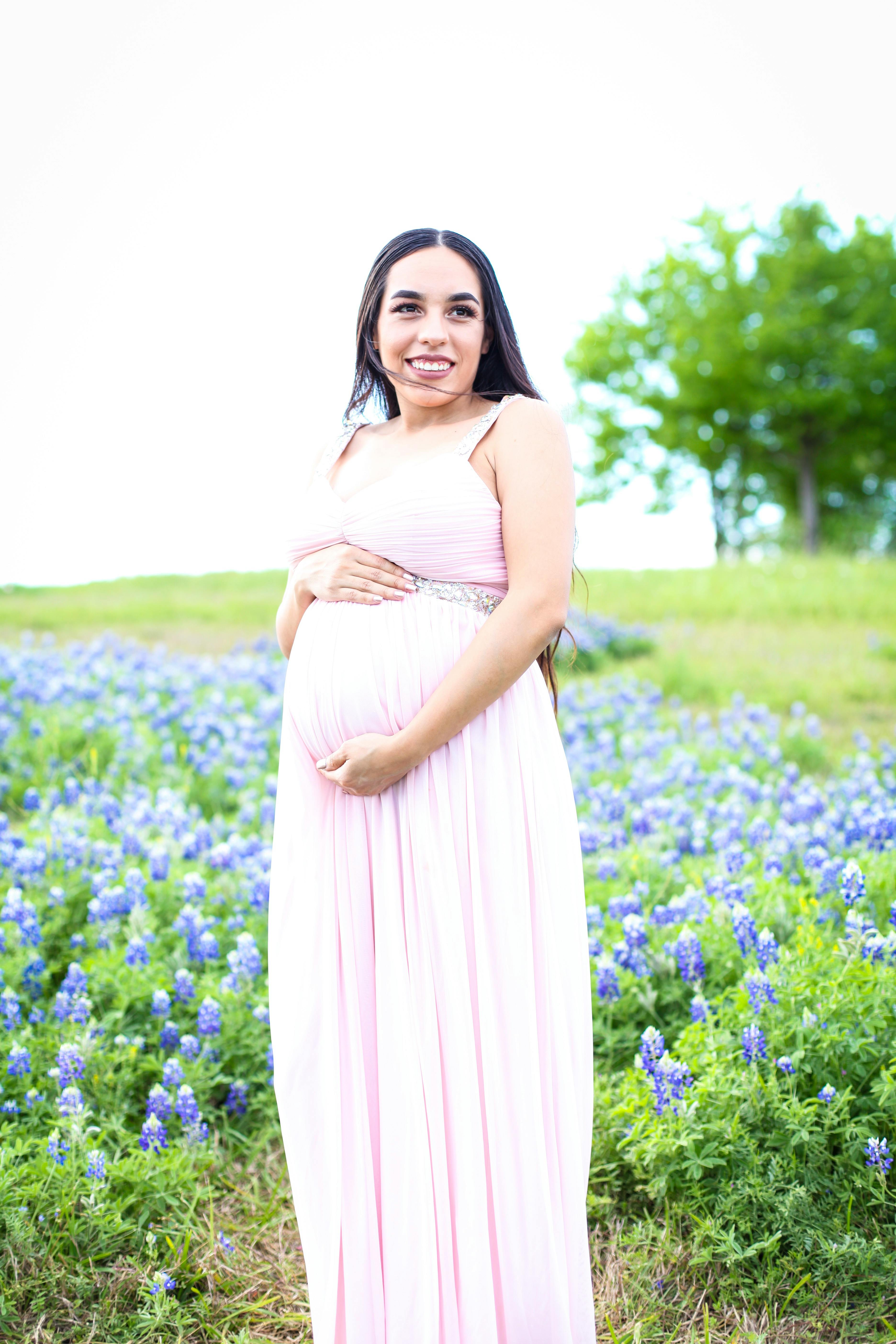 Una mujer embarazada sonriente | Foto: Pexels