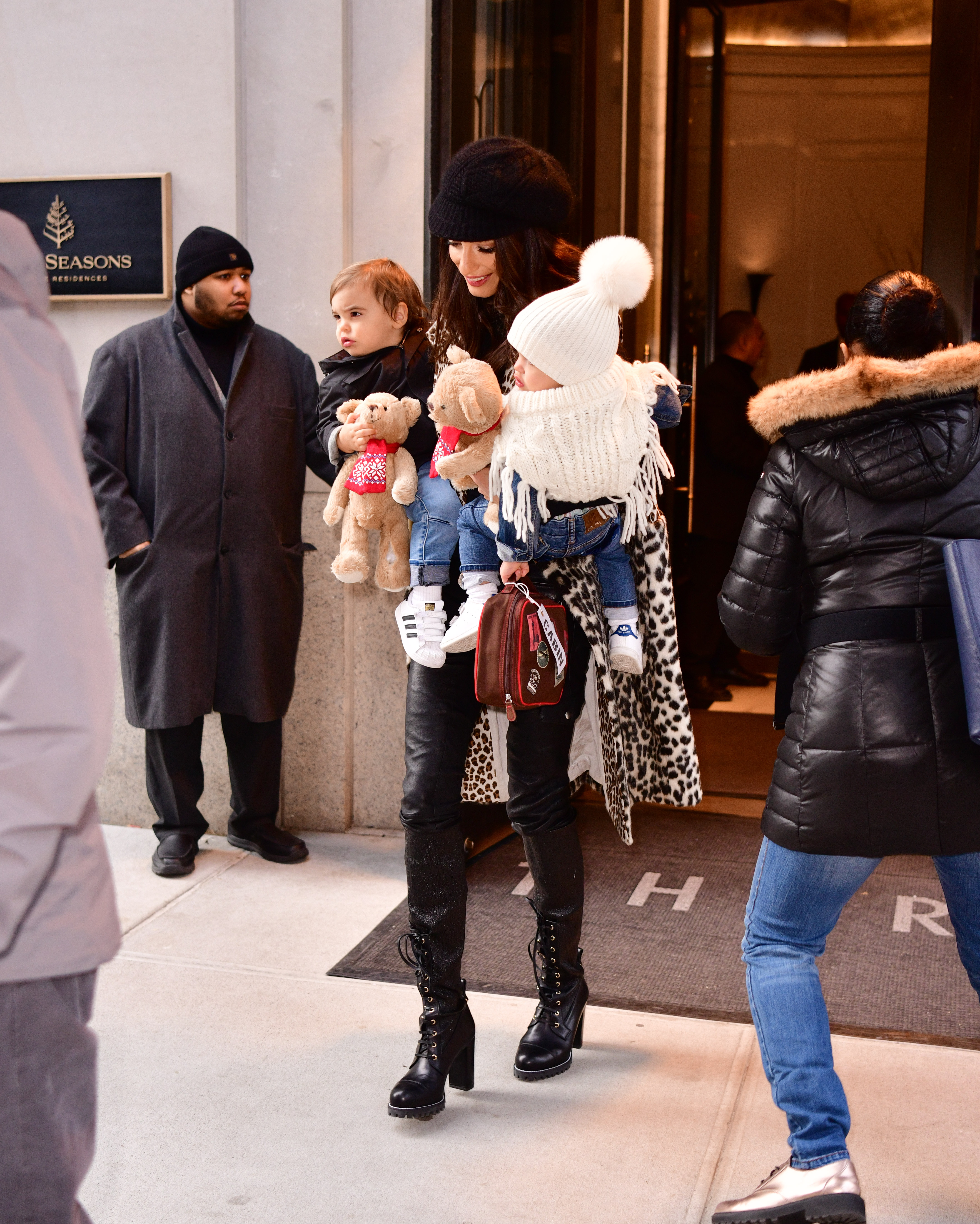 Amal Clooney vista con sus gemelos y los de George Clooney en Nueva York el 6 de diciembre de 2018 | Fuente: Getty Images