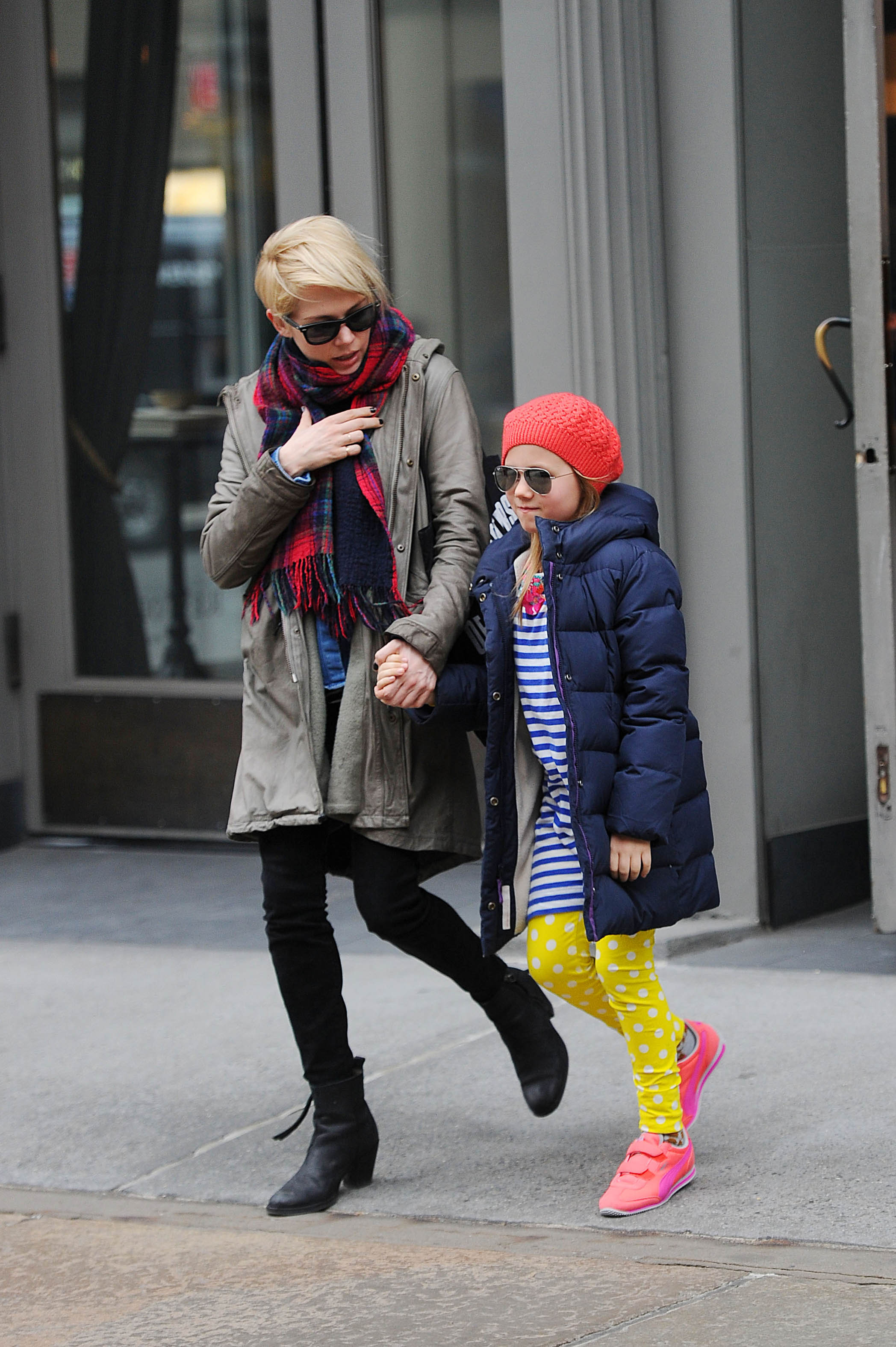 Matilda, la hija de Heath Ledger, con su madre Michelle Williams en Nueva York el 6 de marzo de 2013 | Fuente: Getty Images