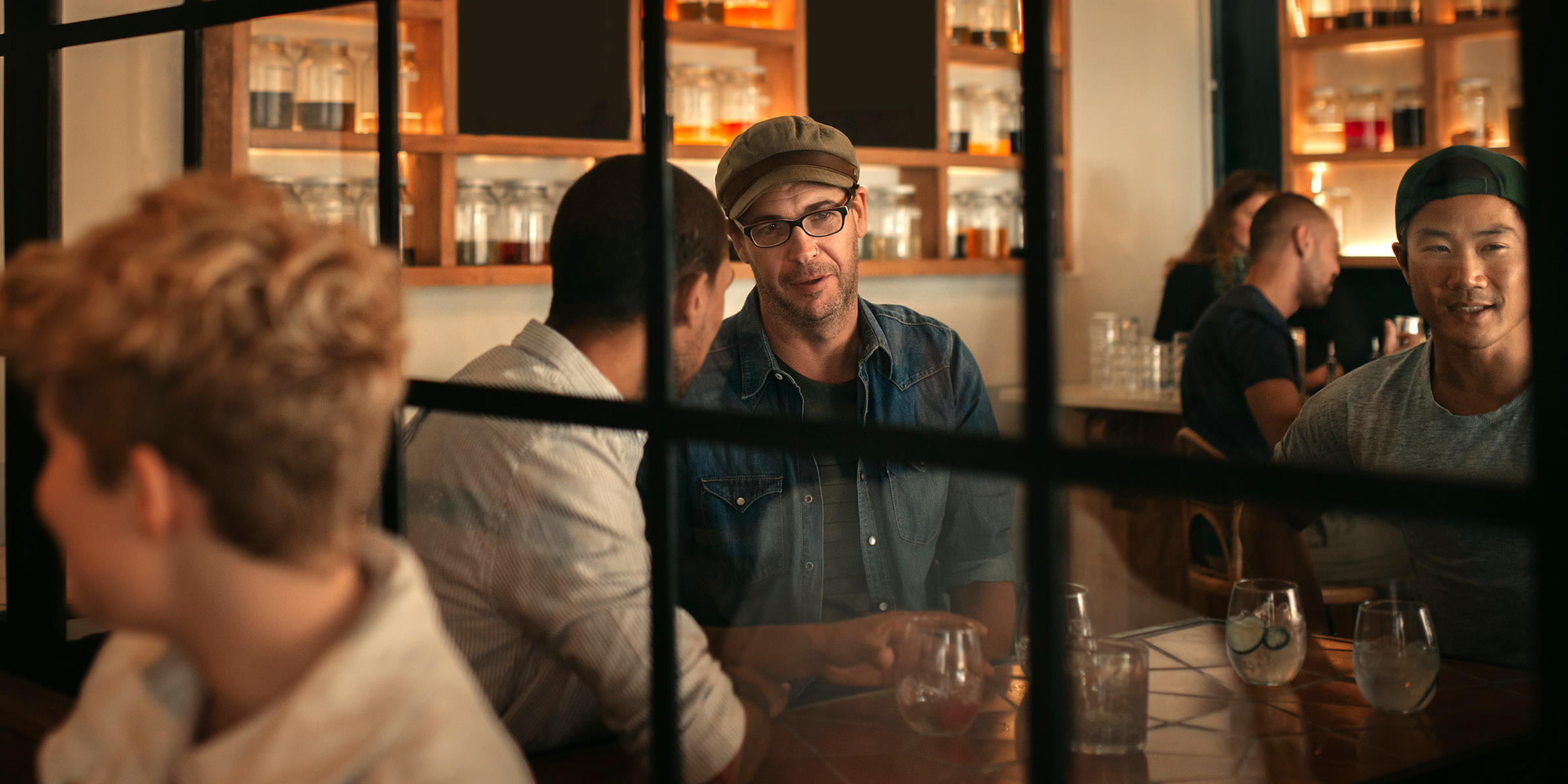 Amigos en un restaurante | Fuente: Shutterstock