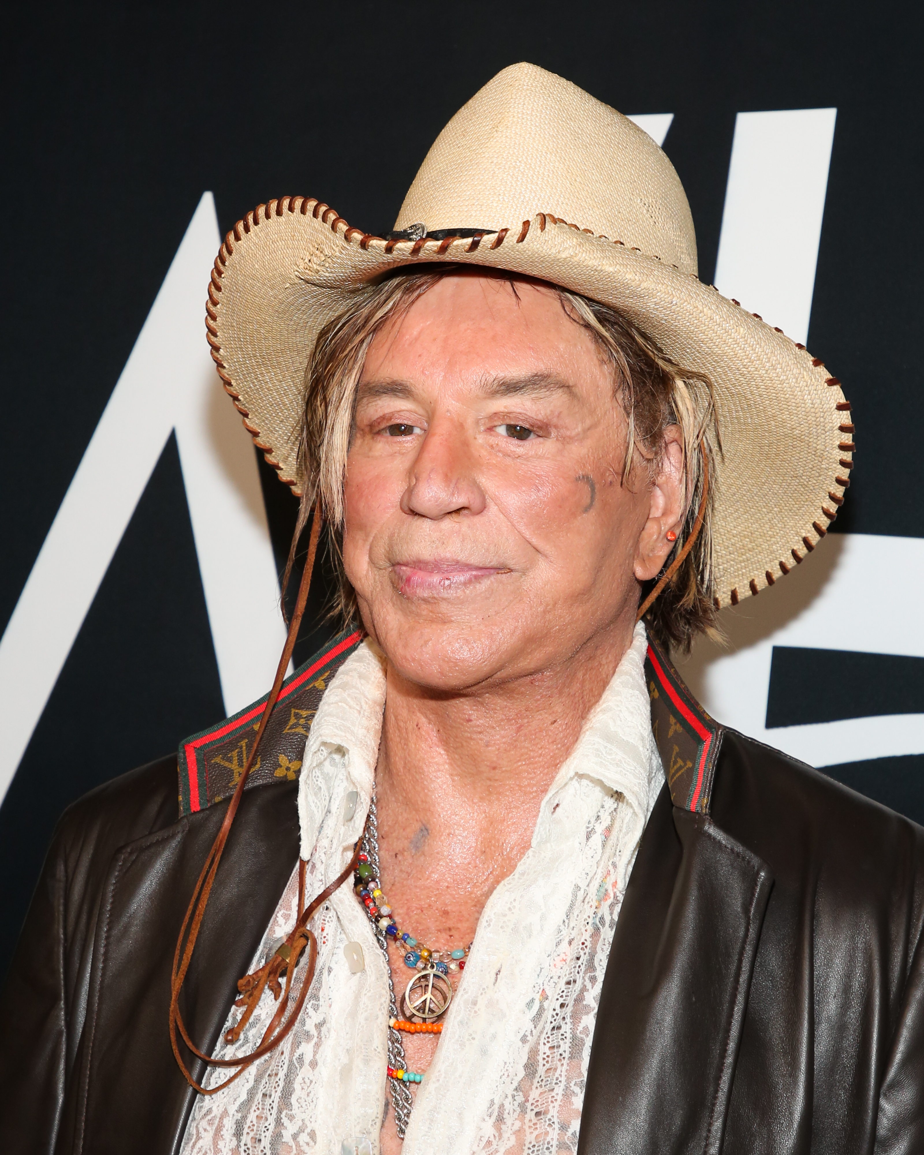 Mickey Rourke en el evento "TEATRO Even Summer White Affair" celebrado en el Skybar el 17 de junio de 2022 en West Hollywood, California. | Fuente: Getty Images