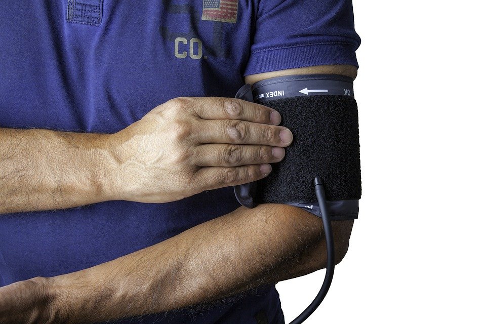 Persona tomando la presión arterial. | Foto: Pixabay
