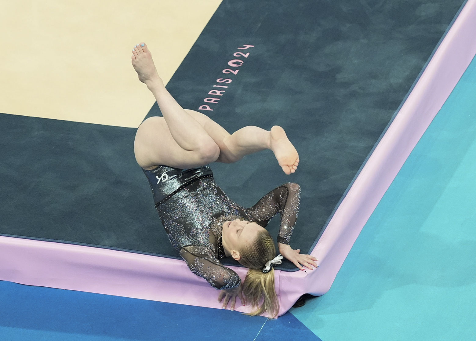 Jade Carey sufre una caída durante la clasificación de Gimnasia Artística Femenina en París, Francia, el 28 de julio de 2024 | Fuente: Getty Images