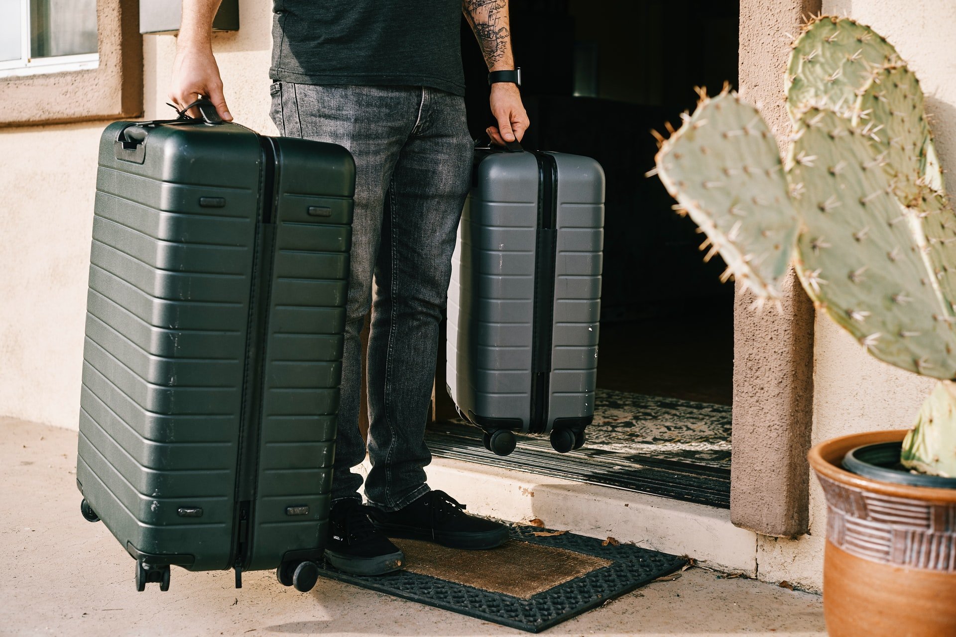Un hombre cargando dos maletas. | Foto: Unsplash