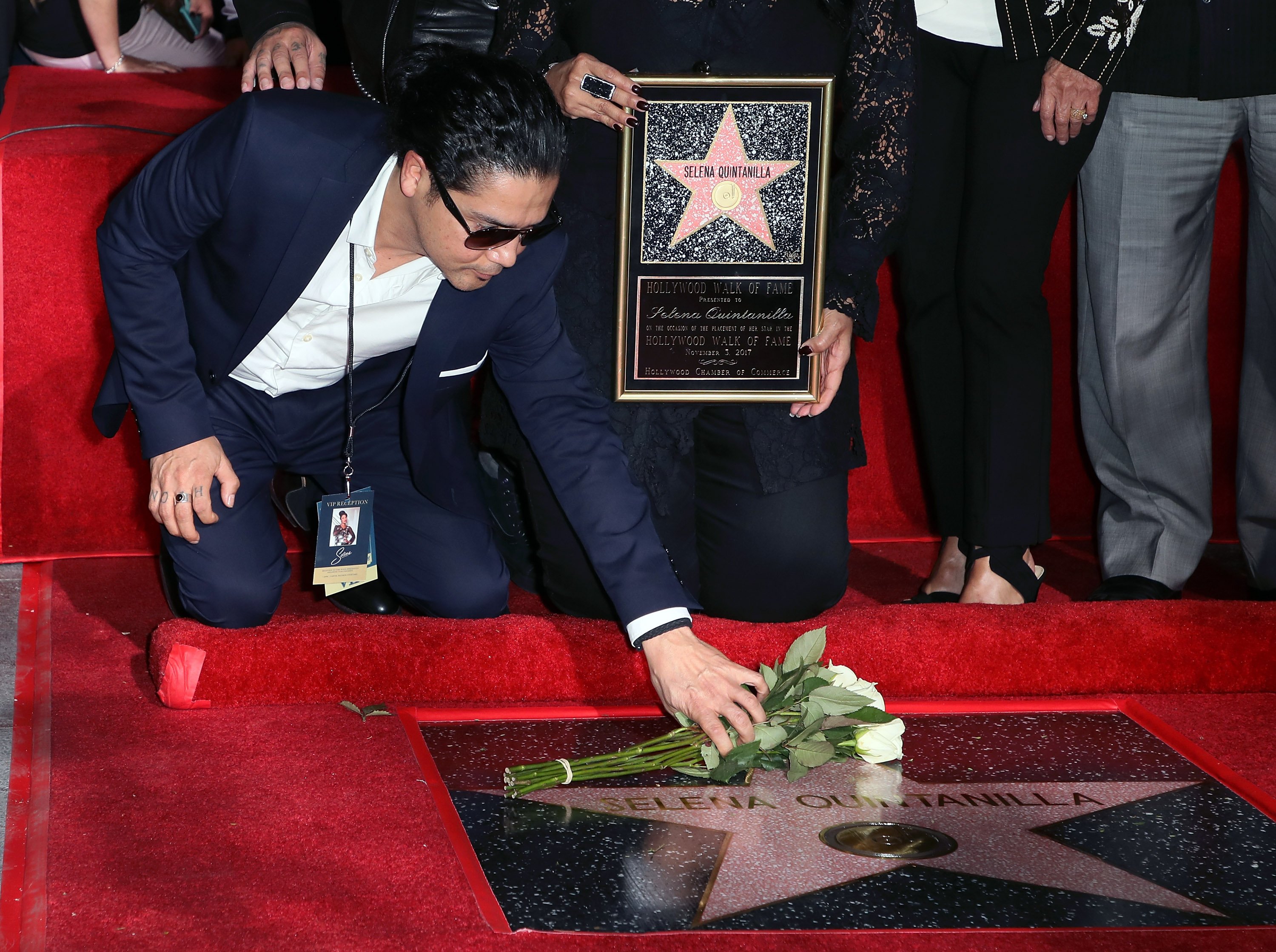 Viudo de Selena Quintanilla, Chris Pérez, en la ceremonia que develó la estrella del Paseo de la Fama de su difunta esposa en Hollywood, California || Fuente: Getty Images