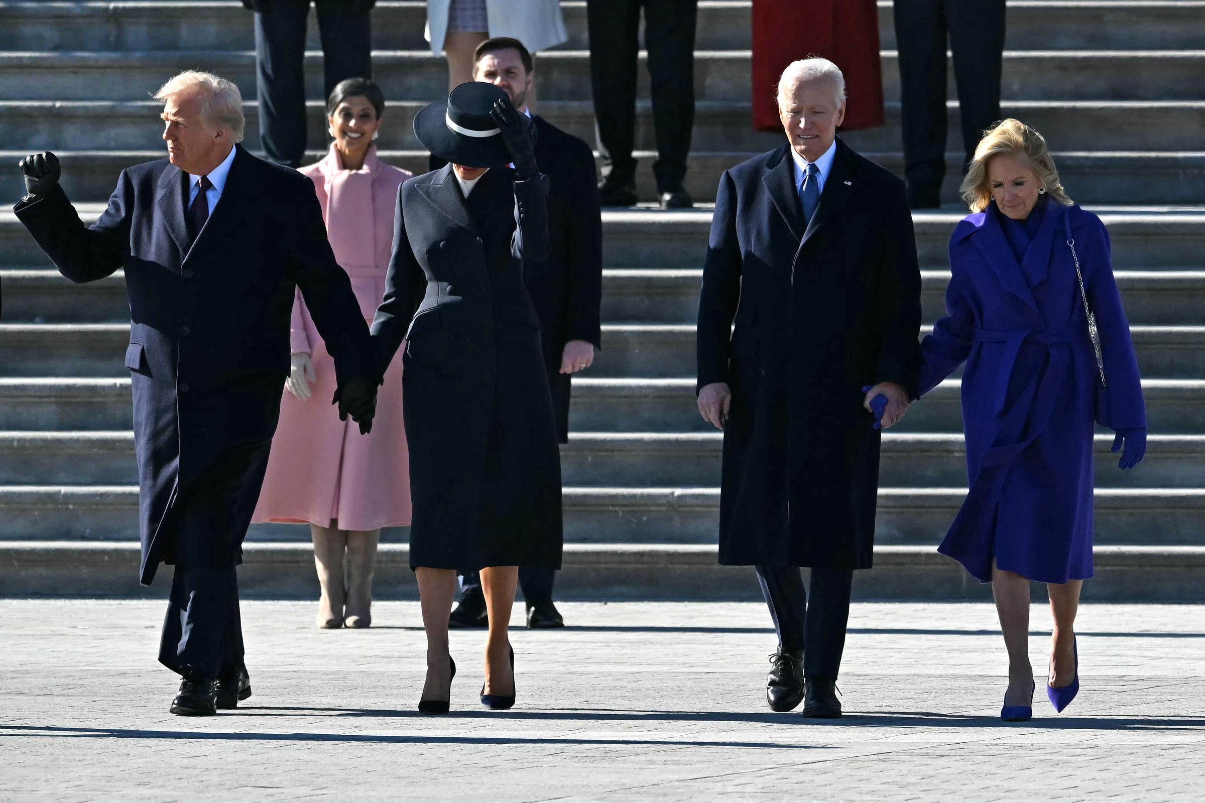 Donald y Melania Trump caminando junto a Joe y Jill Biden con Usha y J.D. Vance detrás de ellos durante una ceremonia de despedida. | Fuente: Getty Images