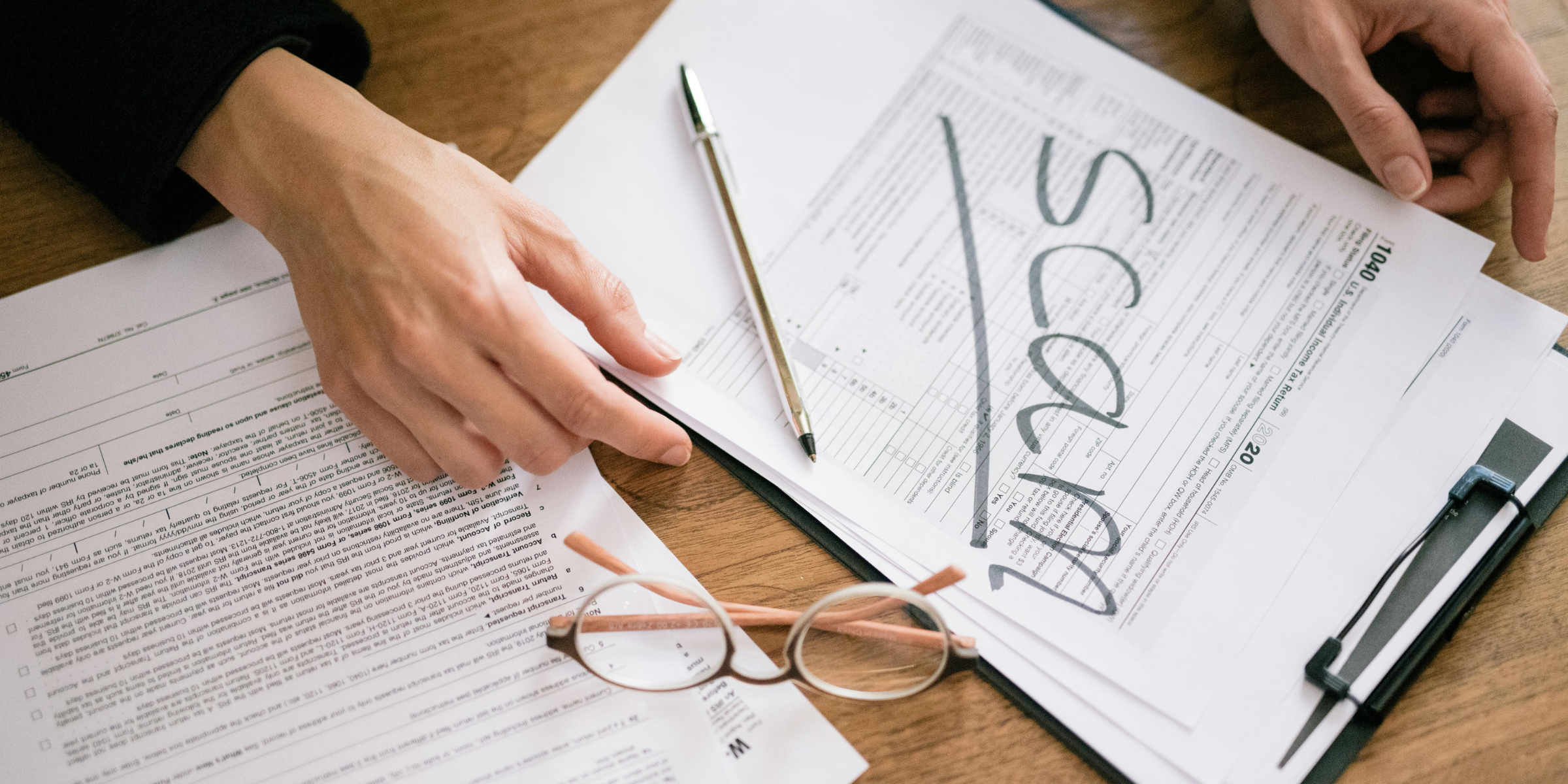 Una pila de papeles | Fuente: Pexels