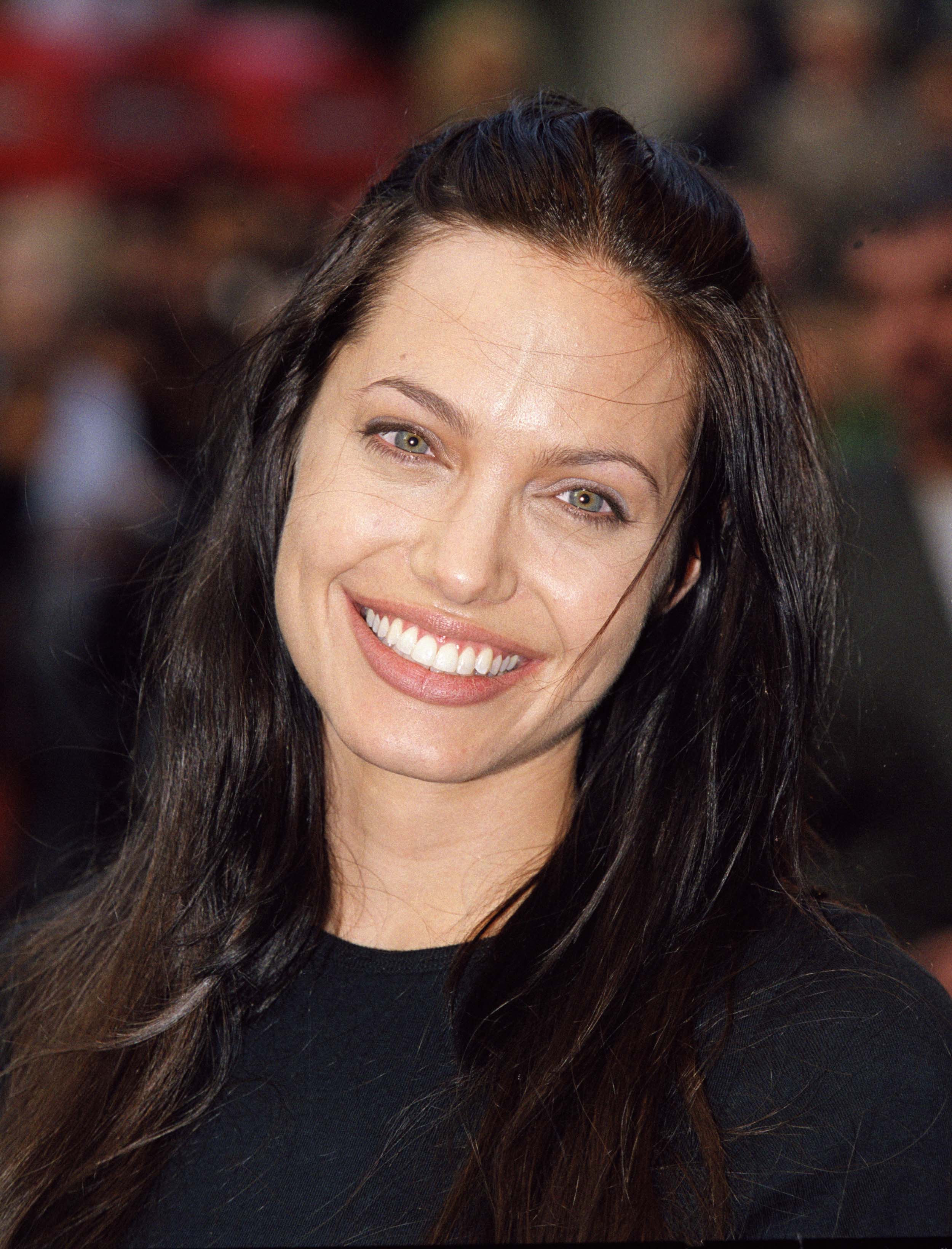 Más allá de su condición de estrella de Hollywood, Jolie acabó siendo igual de reconocida por su compromiso humanitario. Más tarde contó que compaginar el activismo con la maternidad a menudo le dejaba poco tiempo para rutinas de belleza muy elaboradas.