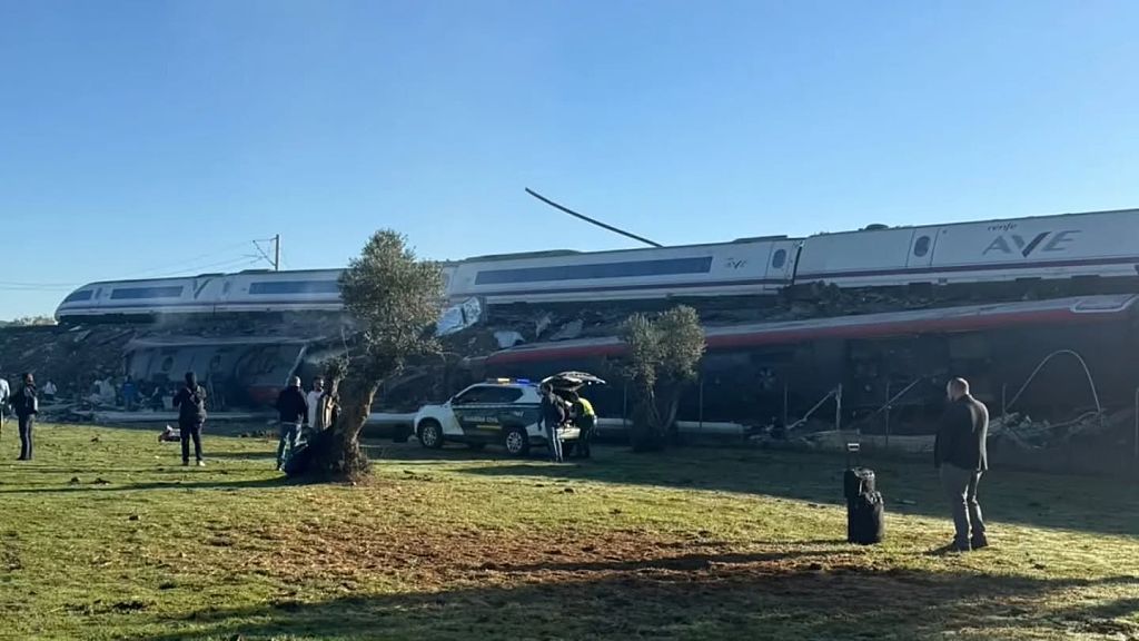 Una vista del lugar del accidente tras la colisión de dos trenes de alta velocidad en el centro de España, suceso que dejó decenas de muertos y numerosos heridos en Toledo, España, el 28 de octubre de 2026. | Fuente: Getty Images