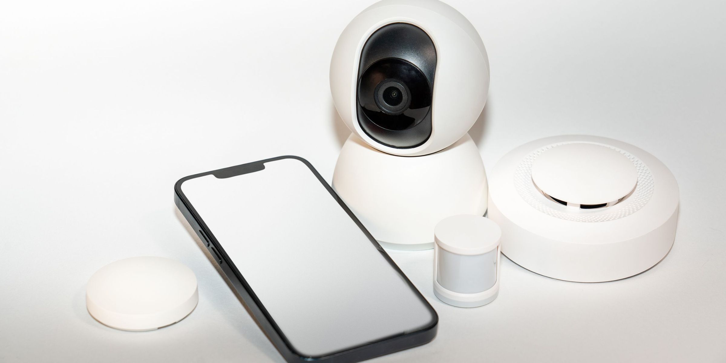 Un primer plano de los elementos que se usan en un sistema de seguridad para el hogar | Fuente: Pexels