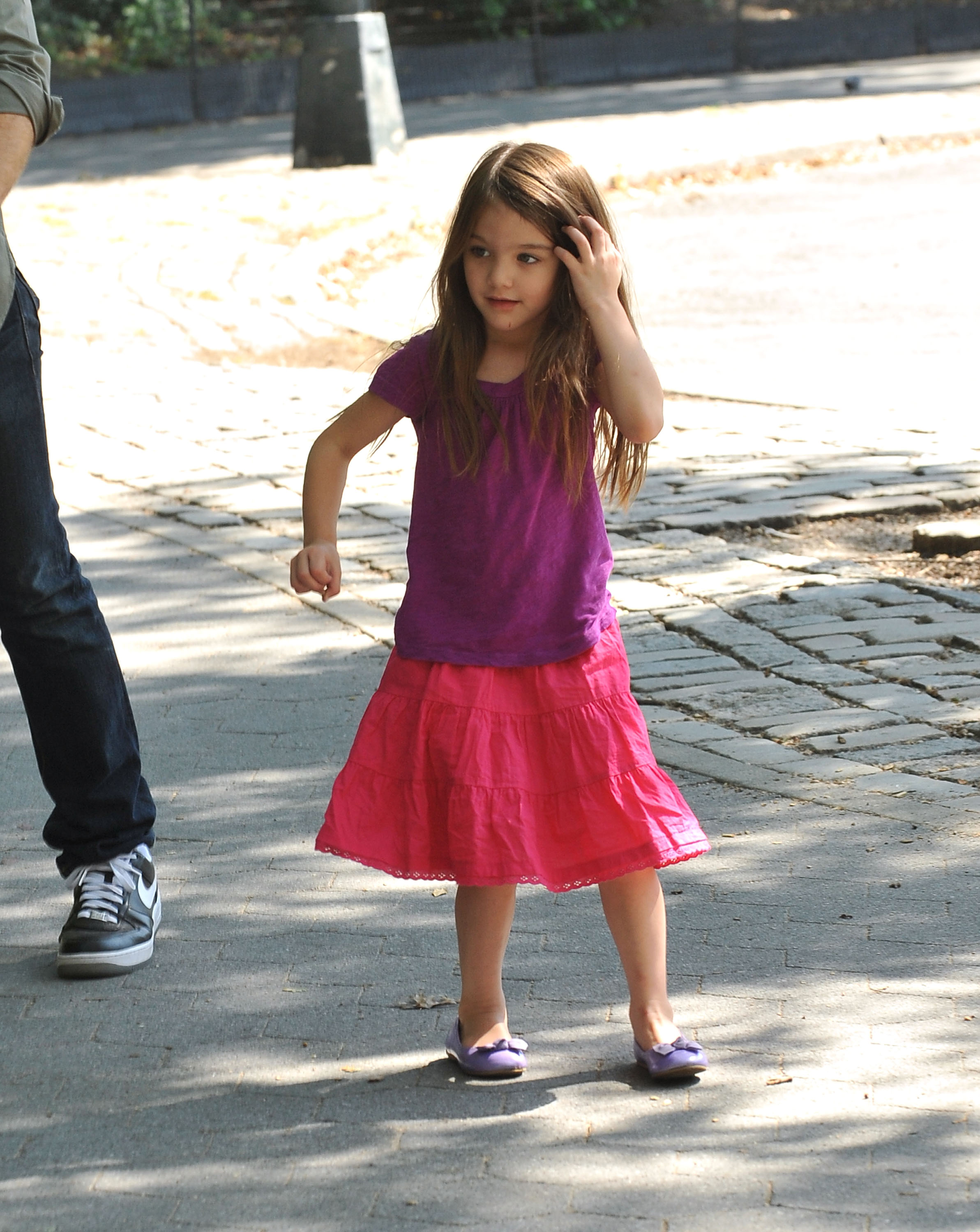 Suri Cruise visita un parque infantil de Central Park West el 7 de septiembre de 2010 en Nueva York | Fuente: Getty Images