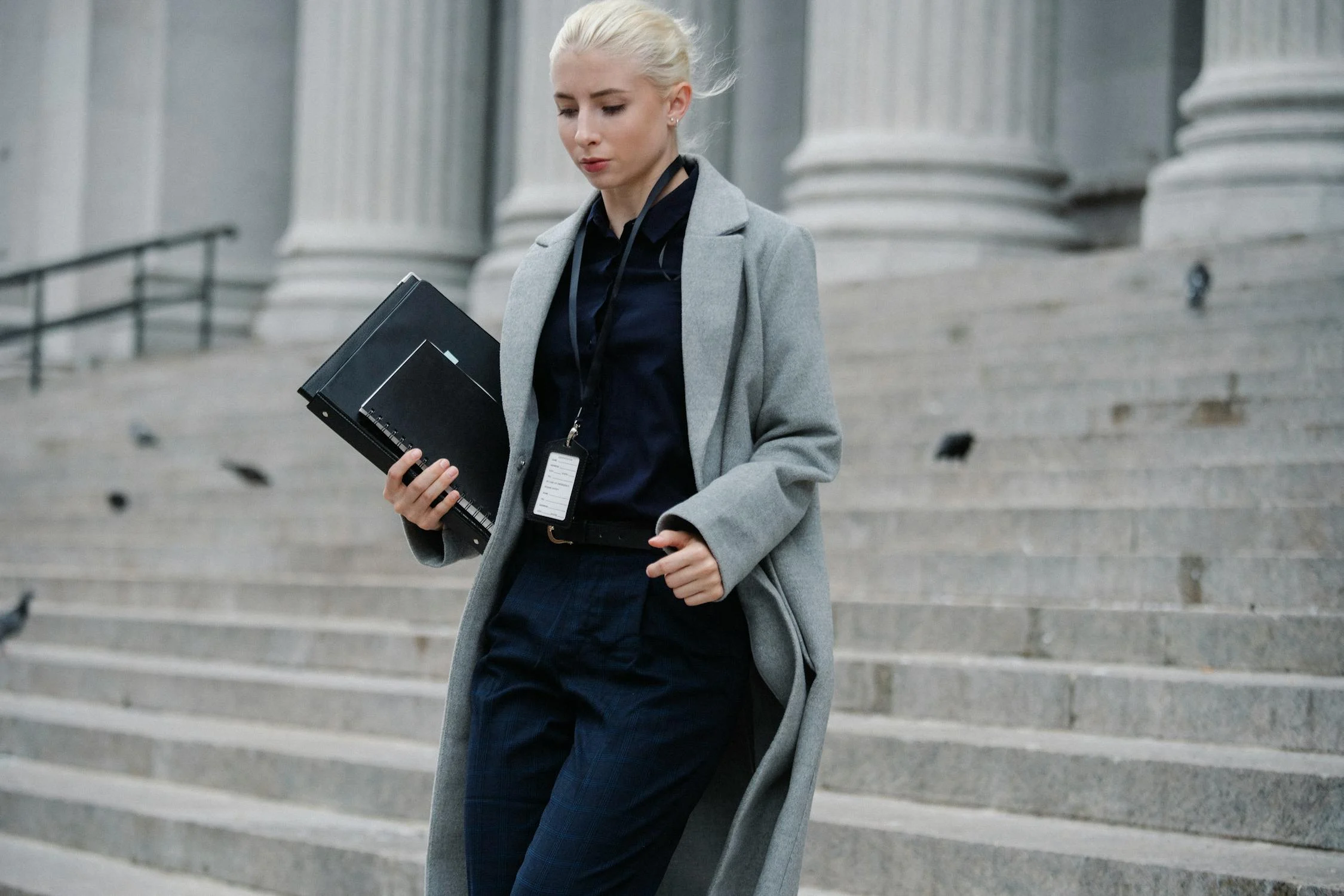 Una mujer bajando las escaleras ⏐ Fuente: Pexels