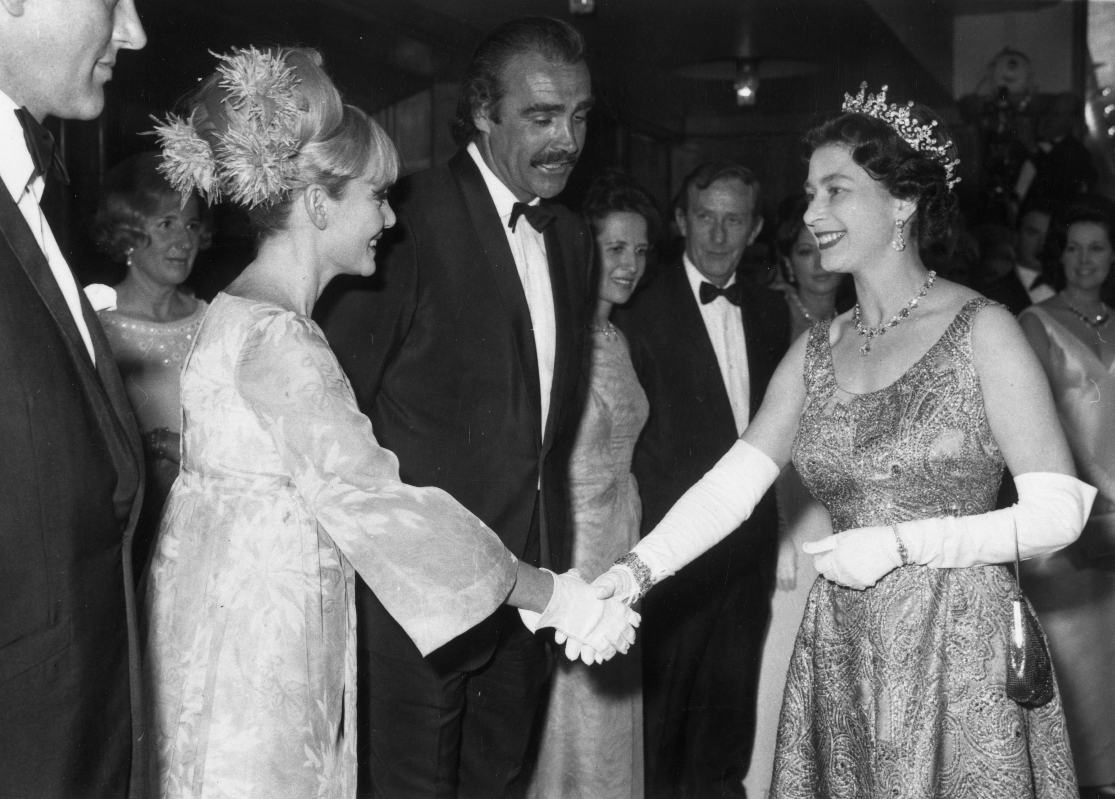 Sean Connery y su esposa Diane Cilento con la reina Elizabeth II hacia 1967. | Foto: Getty Images