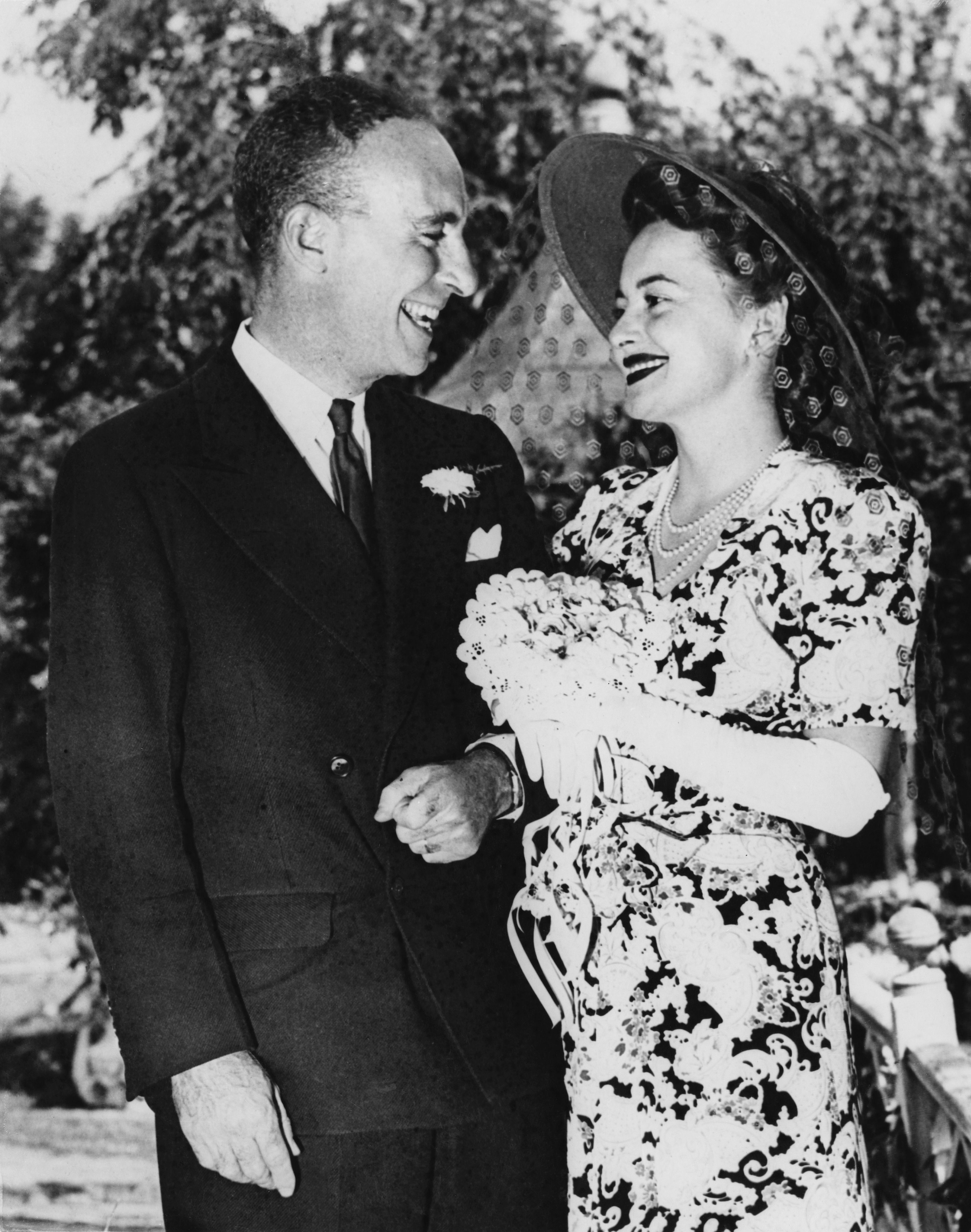 Olivia de Havilland con su esposo, el autor Marcus Goodrich tras su boda en Cannondale, Connecticut, EE. UU., el 26 de agosto de 1946. | Foto: Getty Images