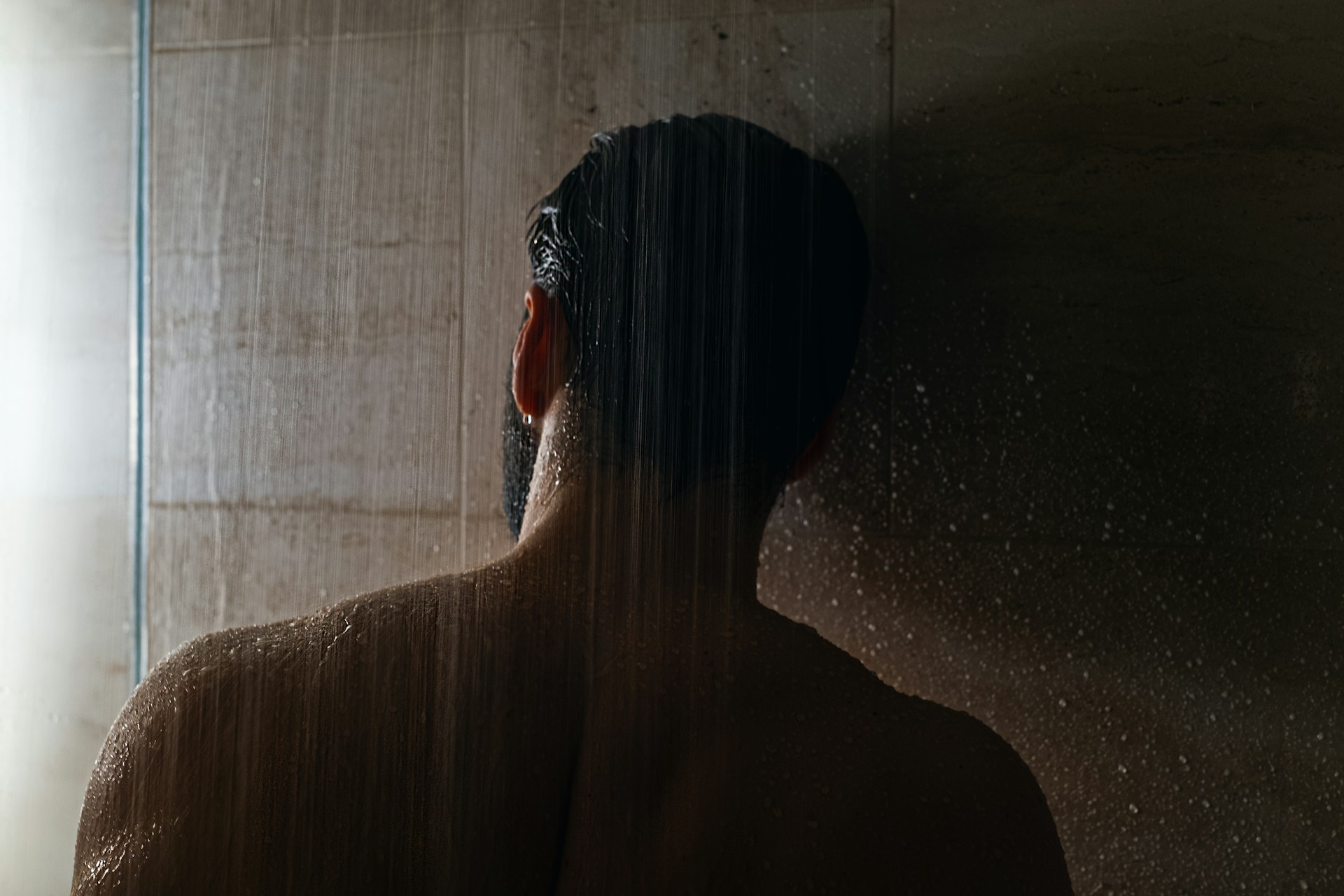 Un hombre duchándose | Fuente: Unsplash