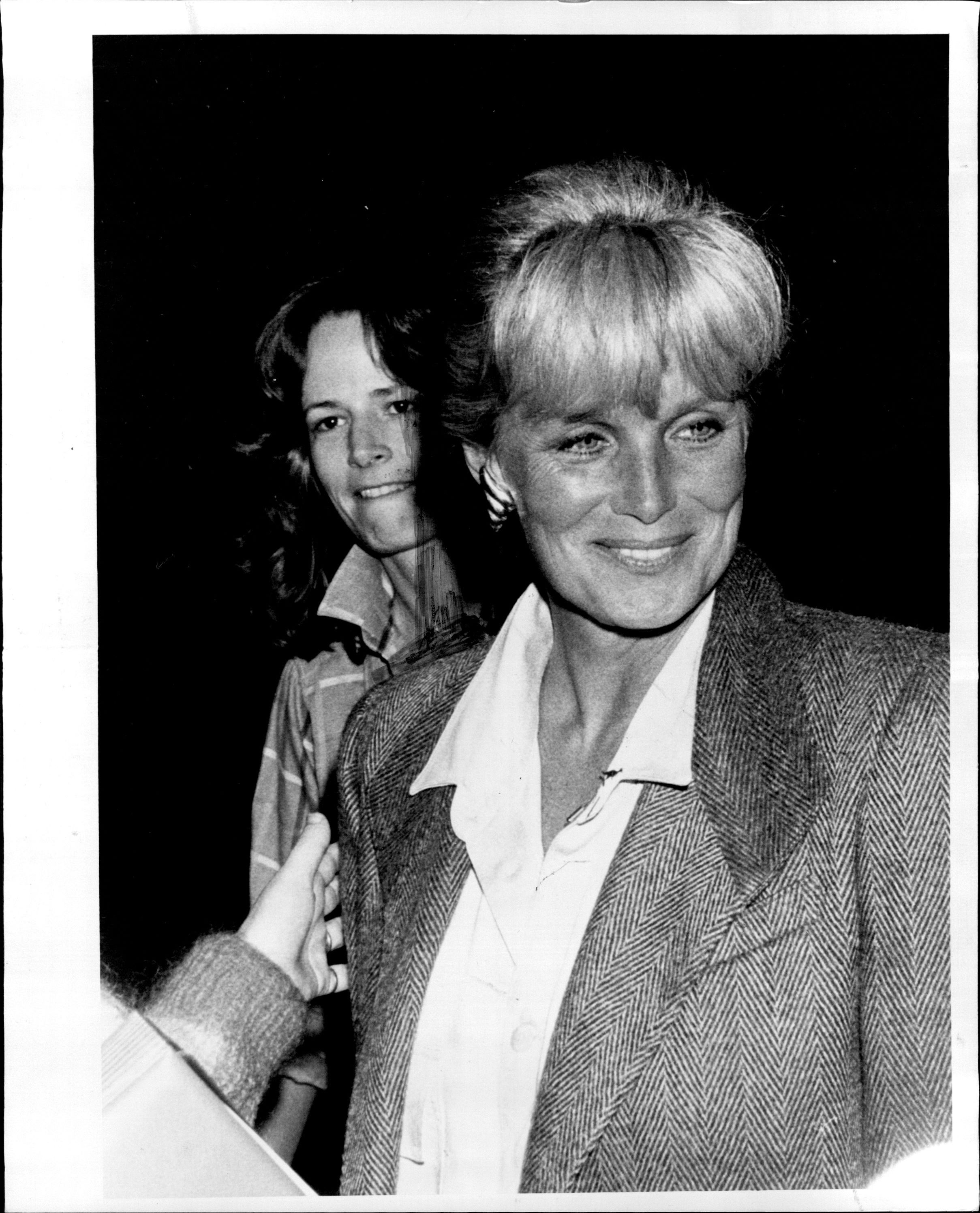 Linda Evans llegando al aeropuerto de Sidney con Sean Derek el 5 de mayo de 1986 | Fuente: Getty Images