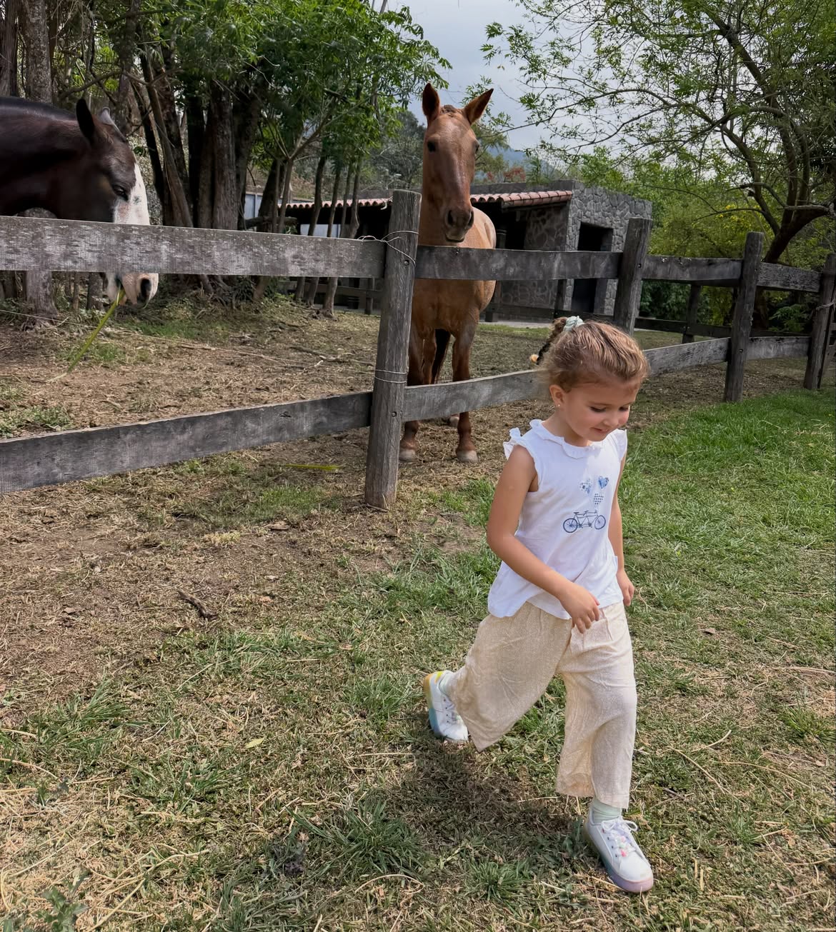 Julia, la hija menor de Isabel Macedo, cerca de un corral con caballos en una finca | Fuente: Instagram/isabelmacedophoto