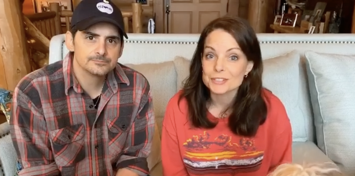 Brad Paisley y Kimberly Williams-Paisley grabando un vídeo, fechado en marzo de 2020 | Fuente: Instagram/bradpaisley