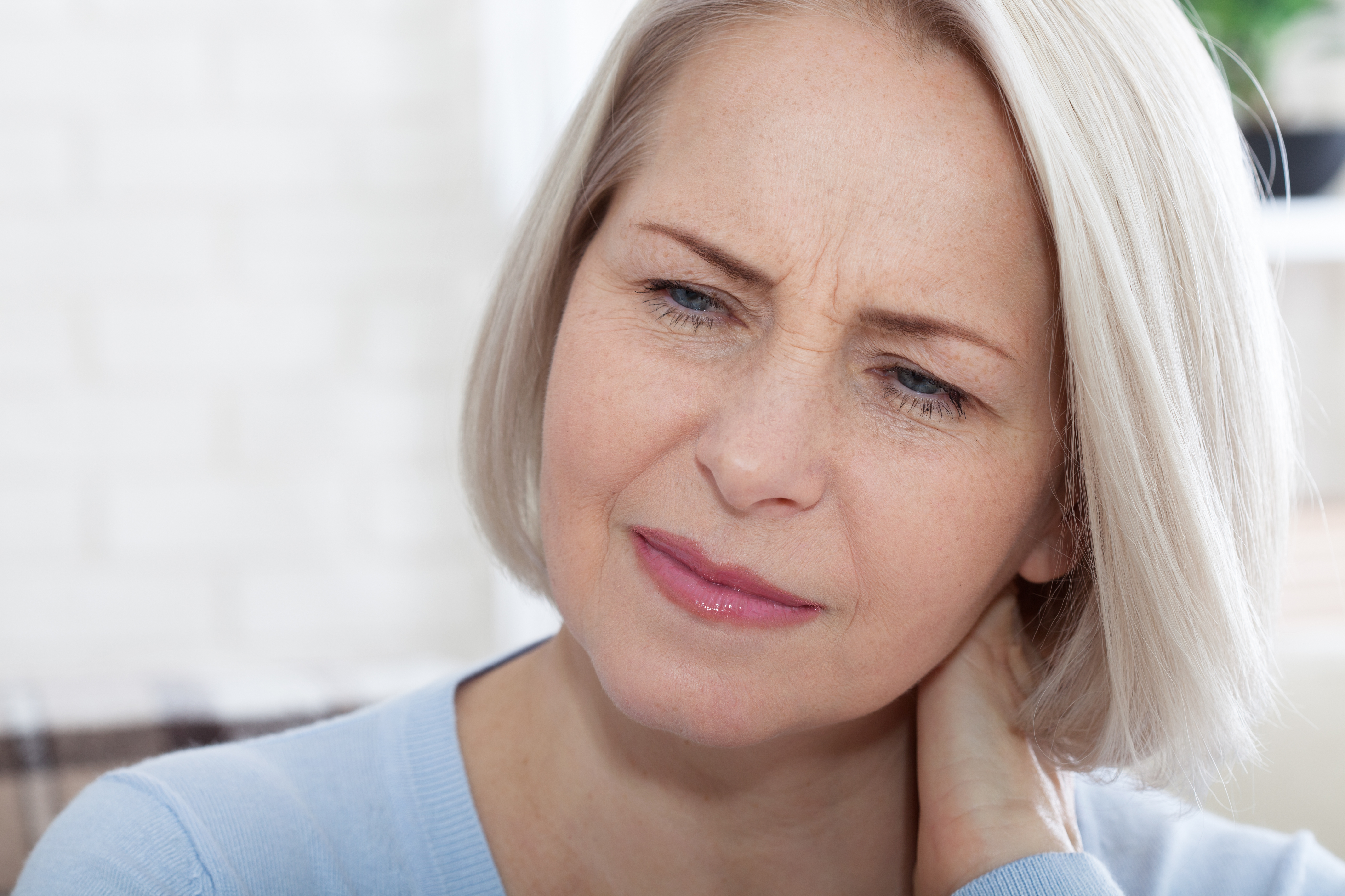 Una mujer con expresión de preocupación en el rostro | Fuente: Shutterstock