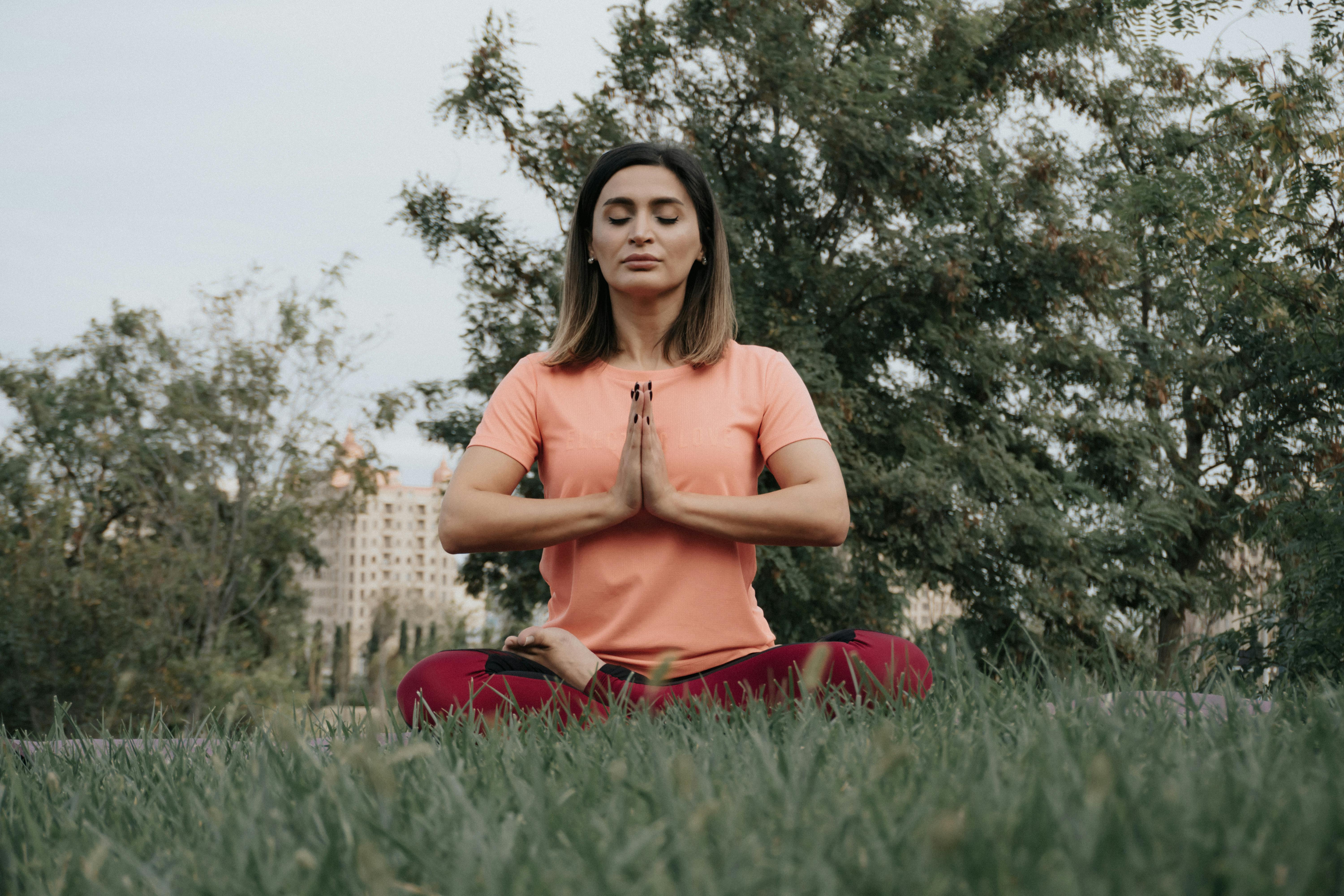 Mujer meditando | Fuente: Pexels