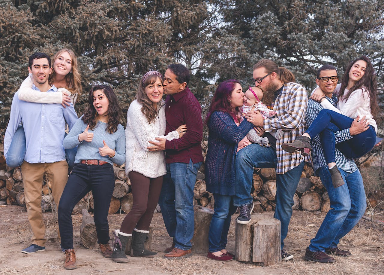 Una familia numerosa posando para una foto | Fuente: Pexels