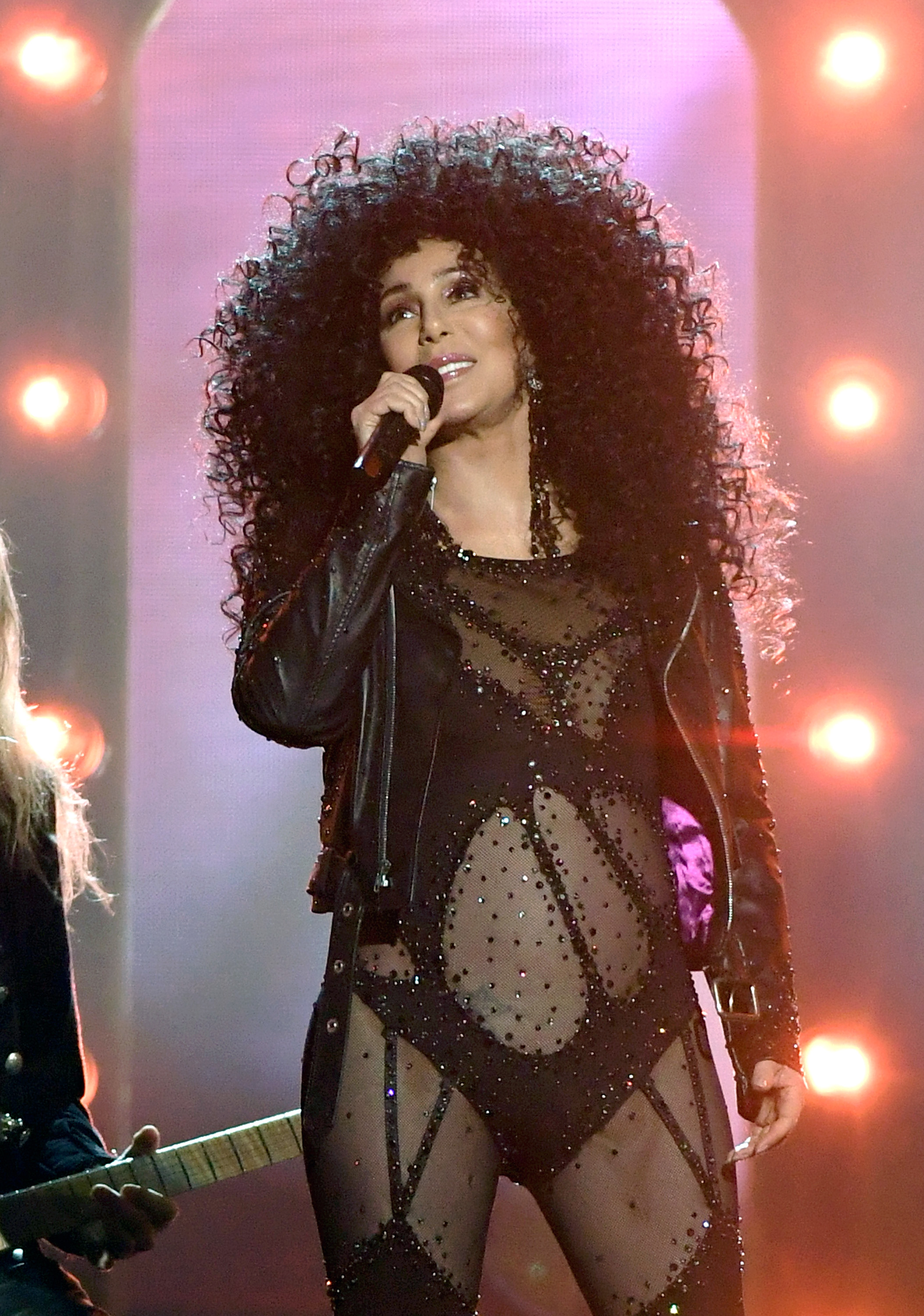 La actriz y cantante Cher actúa durante los Billboard Music Awards 2017 en el T-Mobile Arena el 21 de mayo de 2017 en Las Vegas, Nevada. | Foto: Getty Images