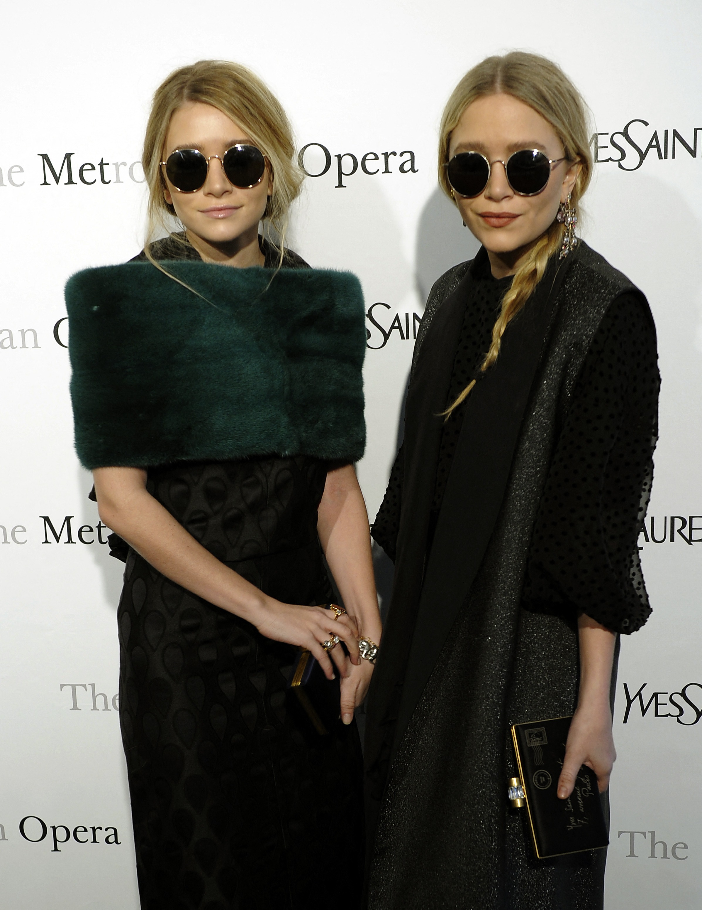 Ashley y Mary-Kate Olsen en el estreno de gala de la Ópera Metropolitana de "Le Comte Ory" de Rossini el 24 de marzo de 2011 | Fuente: Getty Images