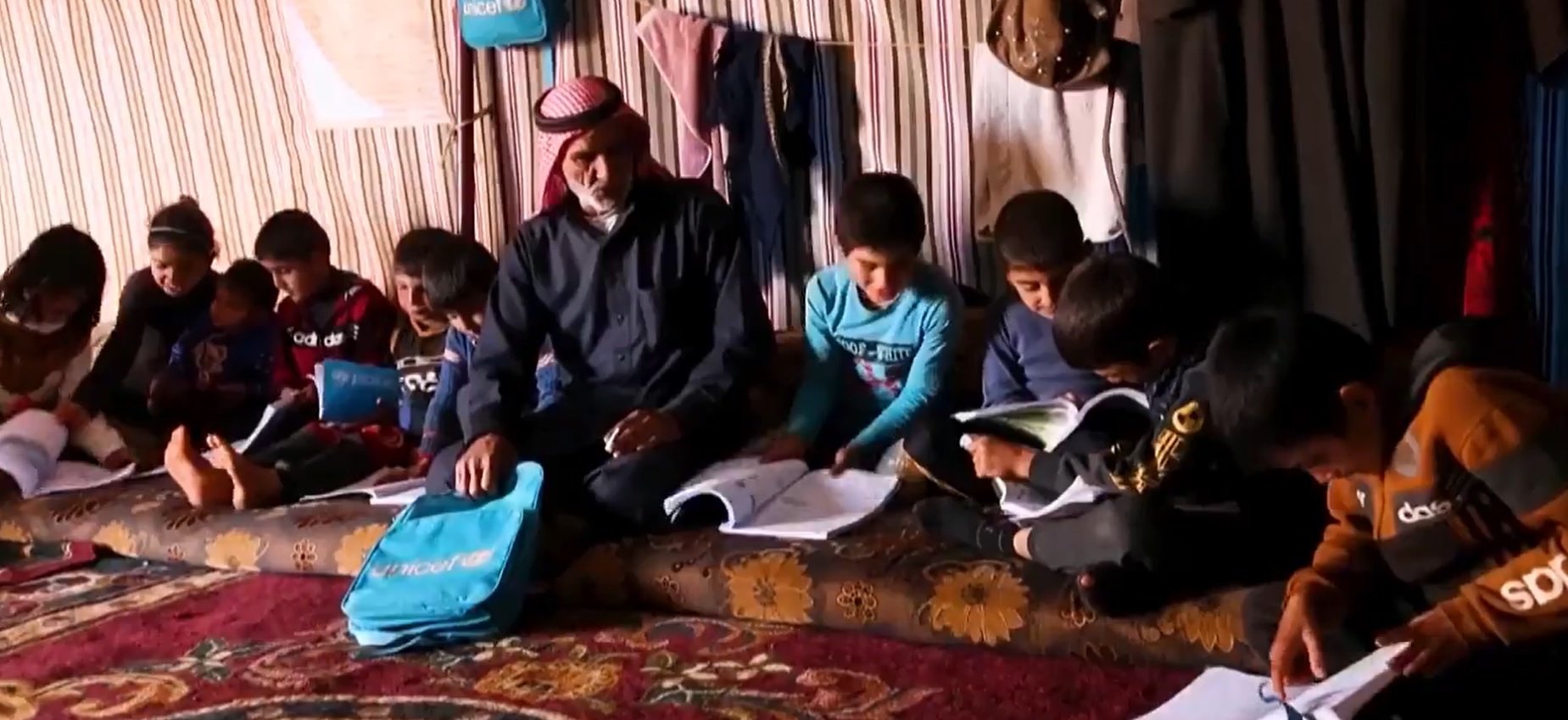 Abderrazaq Khatoun con sus hijos en su tienda. | Foto: twitter.com/MiddleEastEye