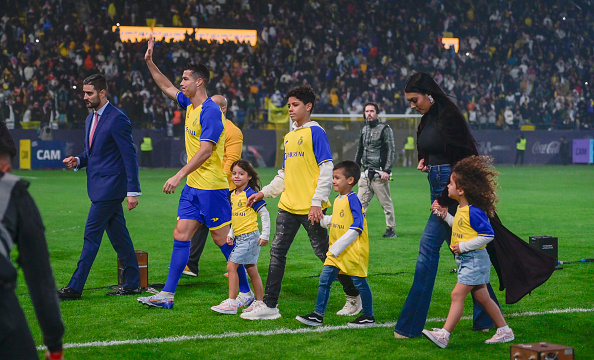 Cristiano Ronaldo saluda a los aficionados mientras es presentado como jugador del Al Nassr, caminando junto a su familia y su prometida Georgina Rodríguez en el Estadio Mrsool Park el 3 de enero de 2023 en Riad, Arabia Saudita | Fuente: Getty Images