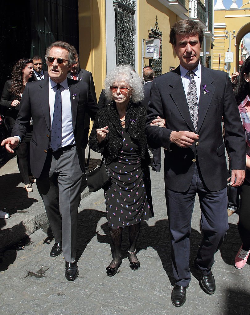 Alba Cayetana Fitz-James Stuart, Alfonso Diez y Cayetano Martínez de Irujo el 5 de abril de 2012 en Sevilla, España. | Foto: Getty Images.