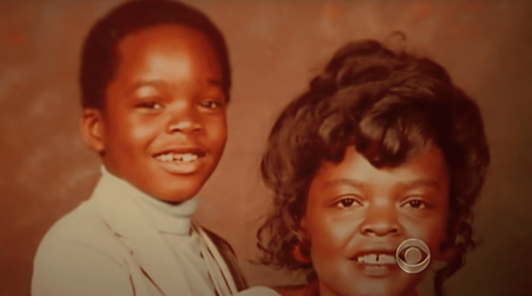 Mary Johnson y su hijo, Laramiun Byrd, cuando era un niño. | Foto: YouTube/CBS