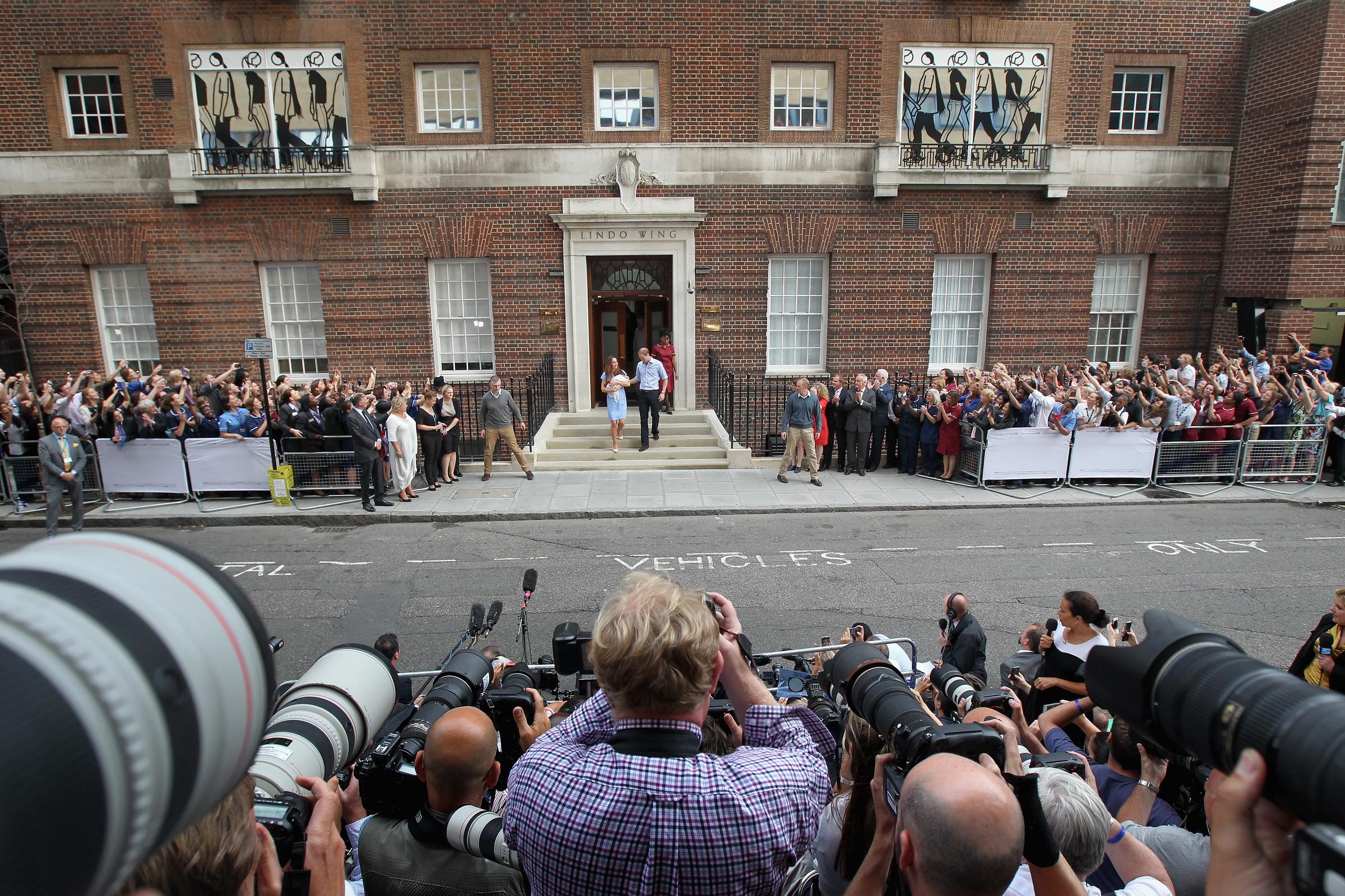 El príncipe William y la princesa Catherine presentan al recién nacido príncipe George al mundo frente al hospital St. Mary's de Londres el 23 de julio de 2013. Multitudes y fotógrafos se reunieron para ver por primera vez al futuro rey. | Fuente: Getty Images