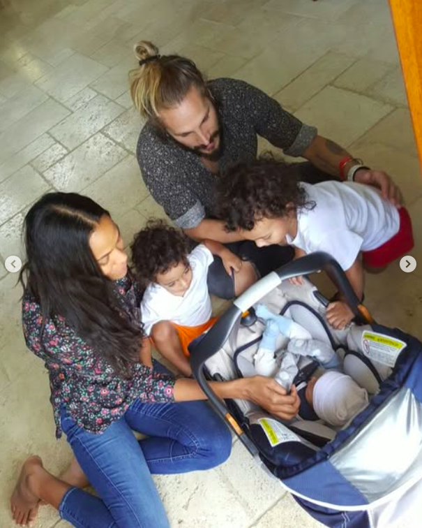 Zoe Saldaña y Marco Perego con sus hijos, Cy, Bowie y Zen Perego-Saldaña compartiendo un momento familiar, publicado el 13 de mayo de 2024 | Fuente: Instagram/zoesaldana