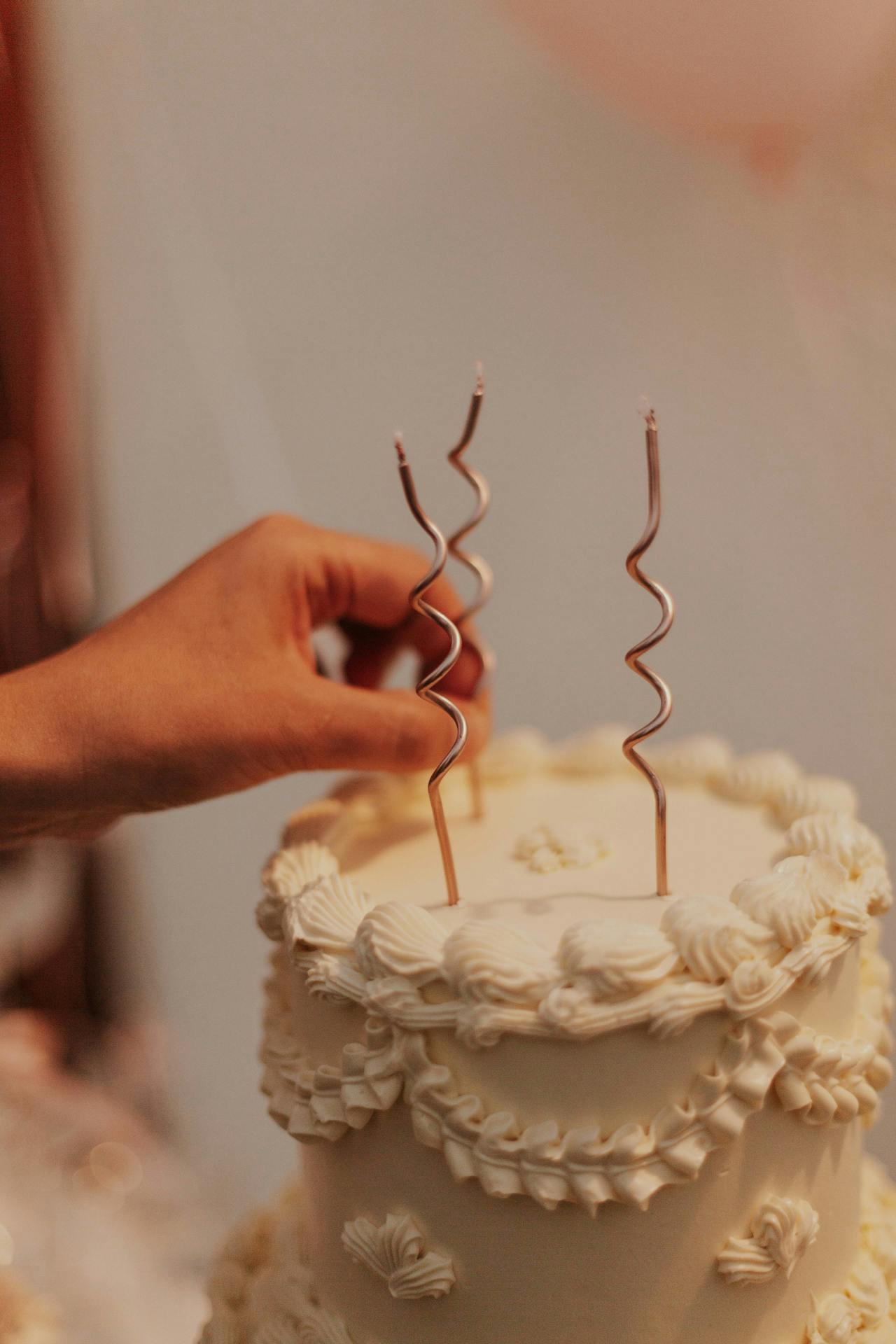 Una persona decorando un pastel | Fuente: Pexels