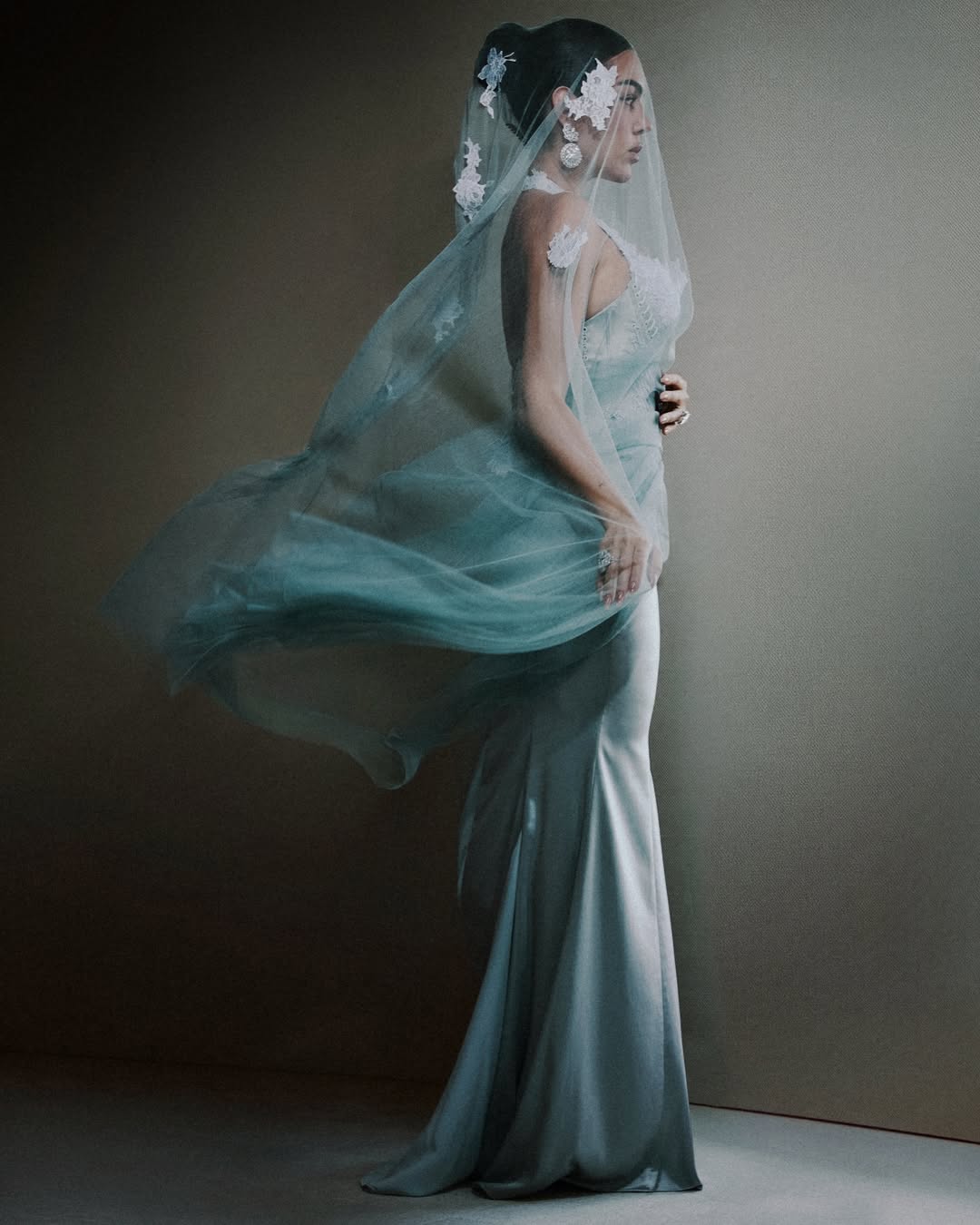 Georgina Rodríguez modelando el perfil de su atuendo inspirado en la Virgen de Fátima para la La Met Gala 2026 | Fuente: Instagram/georginagio