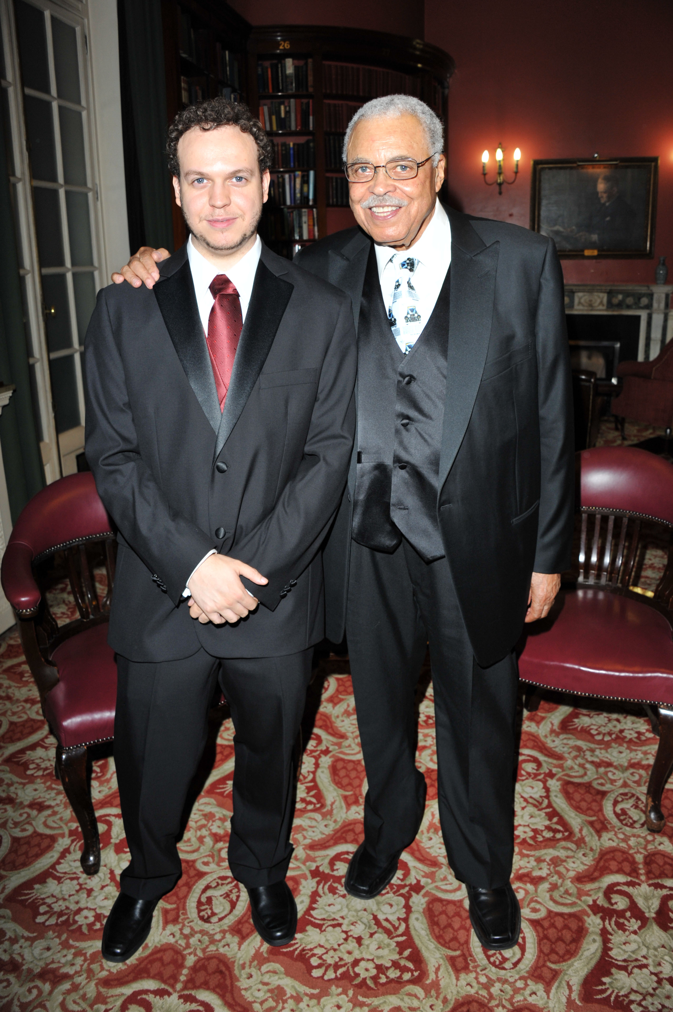 Flynn Earl Jones y James Earl Jones en la fiesta posterior al estreno de "Driving Miss Daisy" en el RAC Club el 5 de octubre de 2011, en Londres, Inglaterra. | Fuente: Getty Images