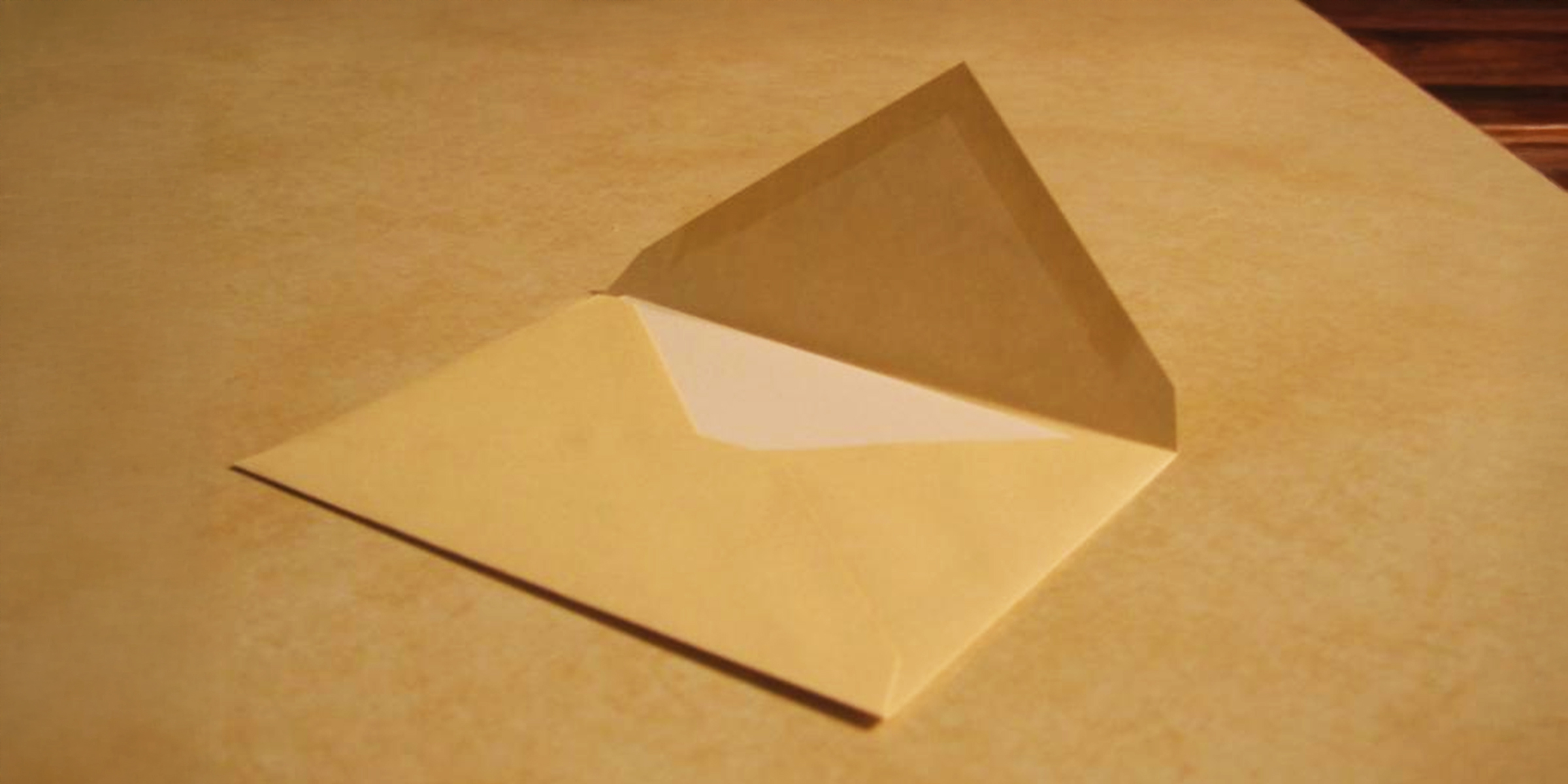 Un papel en un sobre | Fuente: Flickr/Delwin Steven Campbell (CC BY 2.0)