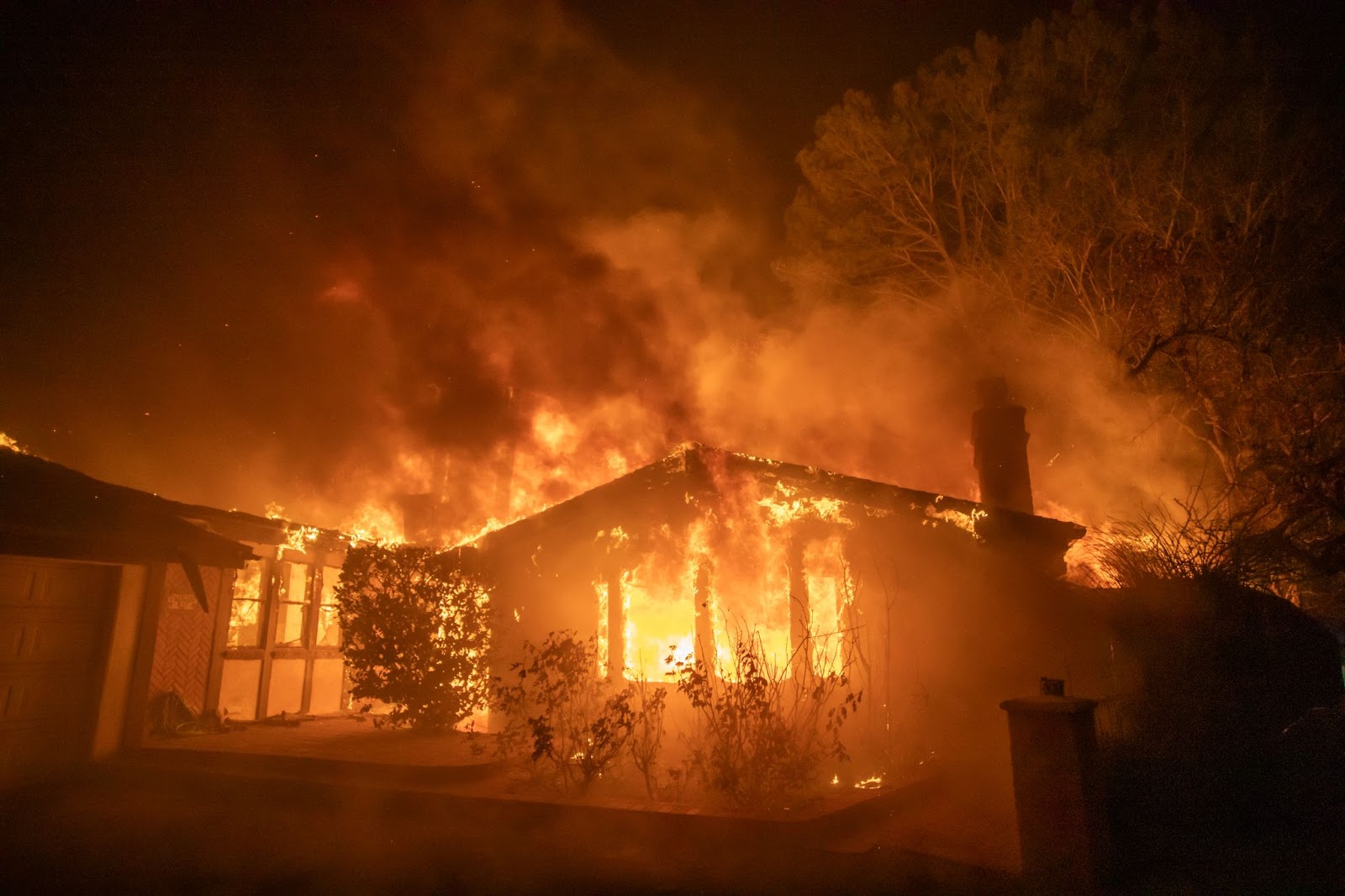 Las llamas del incendio de Palisades queman una casa durante una fuerte tormenta de viento el 8 de enero de 2025. | Fuente: Getty Images