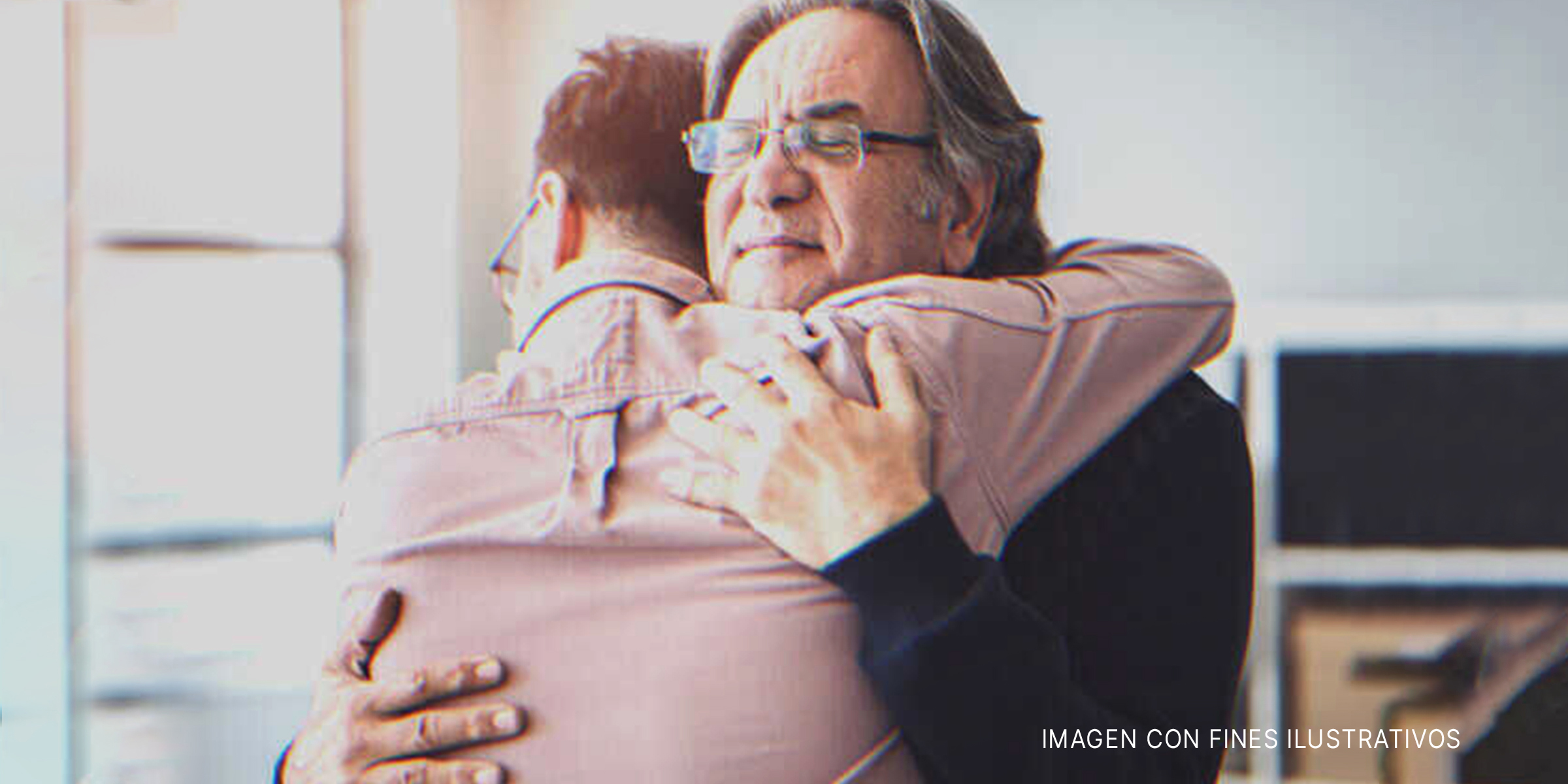 Padre emocionado abrazando a su hijo | Foto: Shutterstock