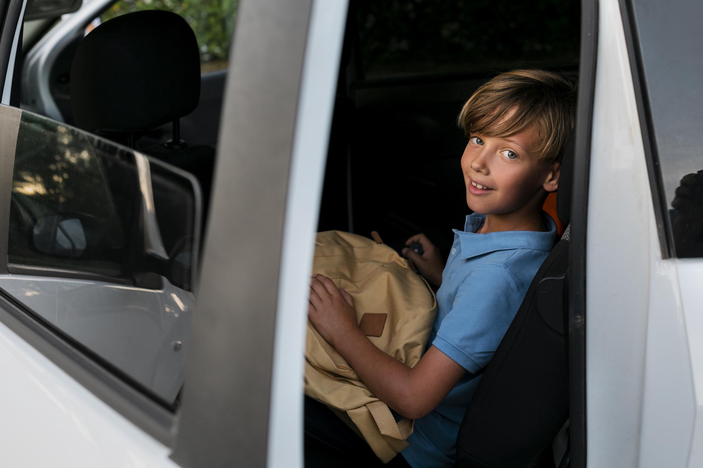 Un niño sonriendo en un automóvil | Fuente: Freepik