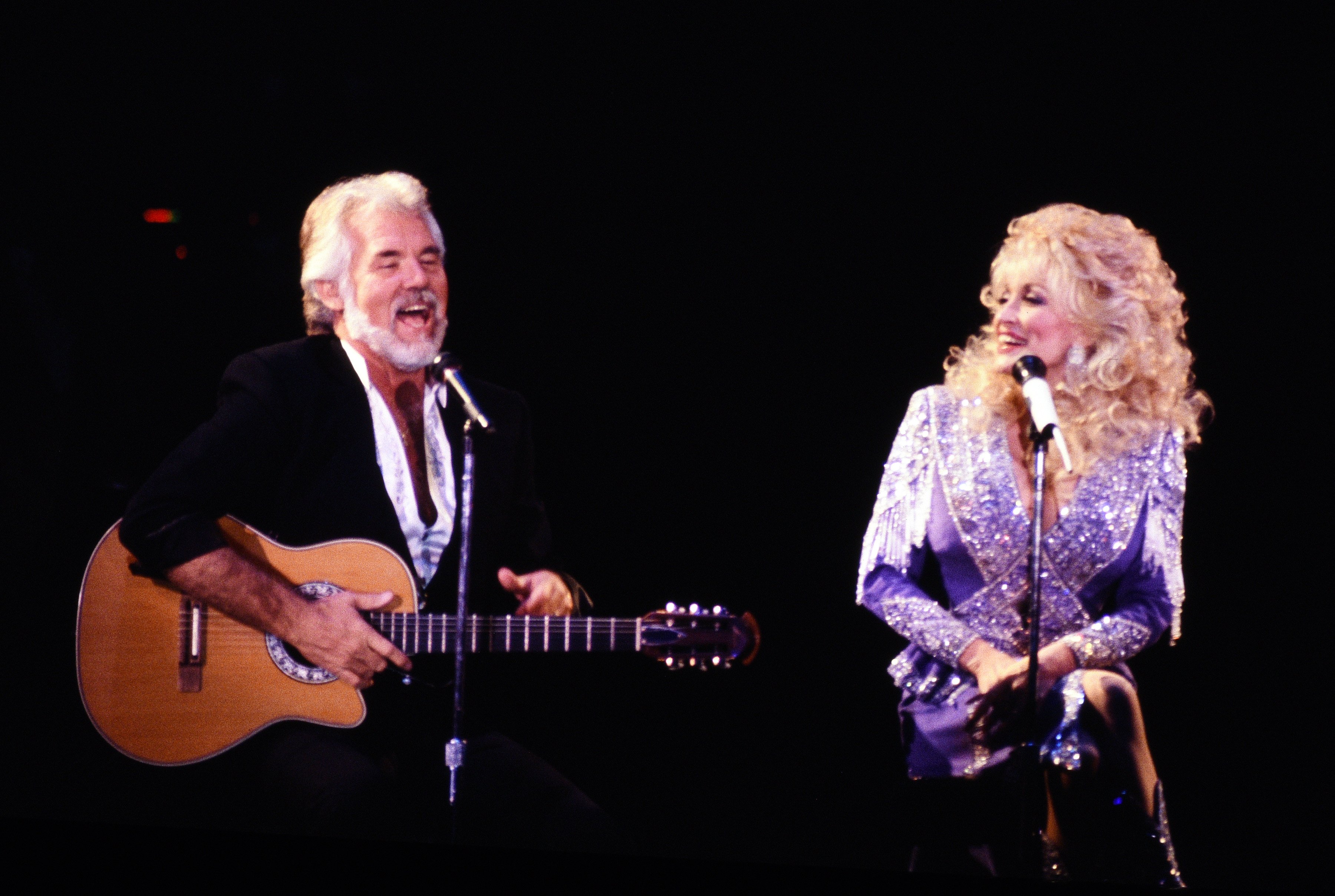  LOS ÁNGELES, CA - ENERO DE 1990: Kenny Rogers canta con Dolly Parton en un concierto en enero de 1990 en Los Ángeles, California. I Foto: Getty Images