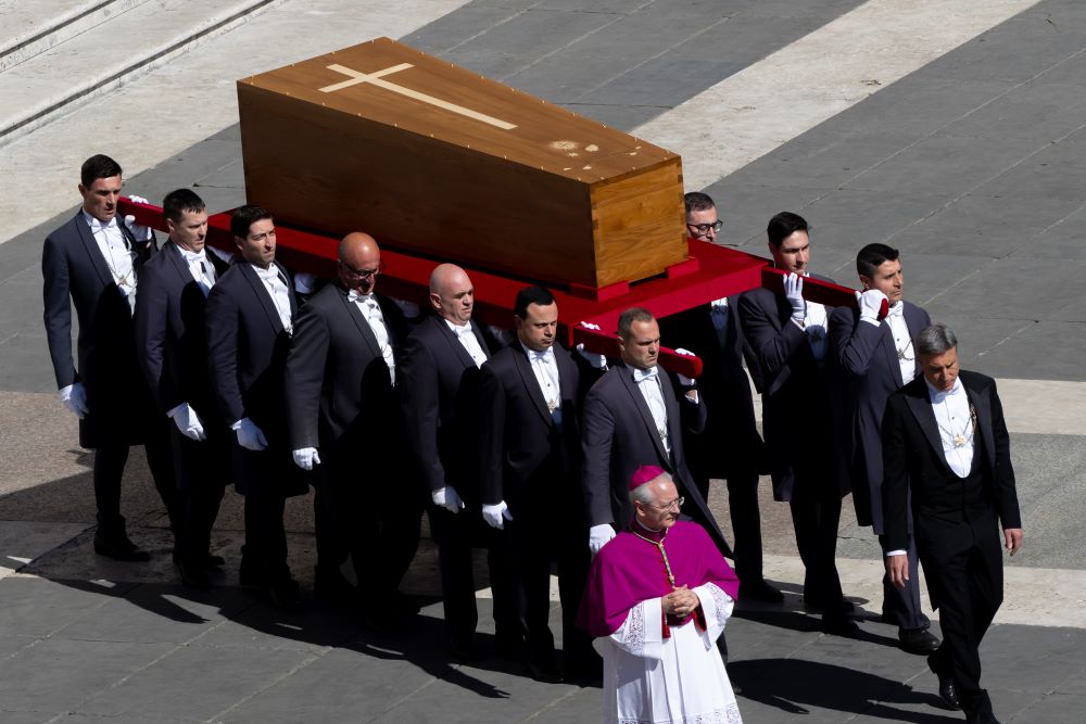 El féretro del papa Francisco es llevado a la plaza de San Pedro para su funeral en el Vaticano, el 26 de abril de 2025.
