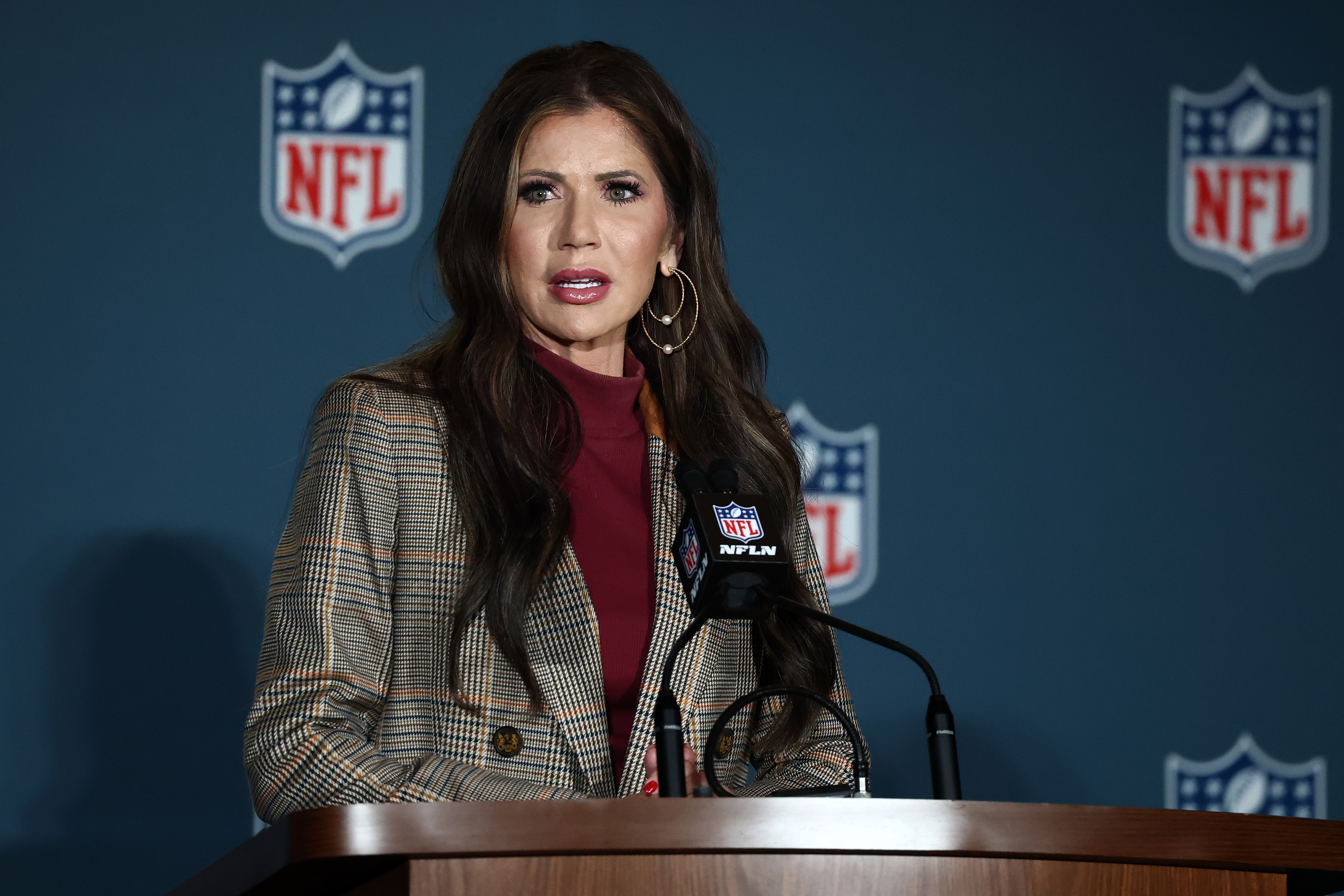 La Secretaria de Seguridad Nacional, Kristi Noem, habla durante la rueda de prensa sobre seguridad pública de la Super Bowl LIX en Nueva Orleans, Luisiana, el 3 de febrero de 2025. | Fuente: Getty Images