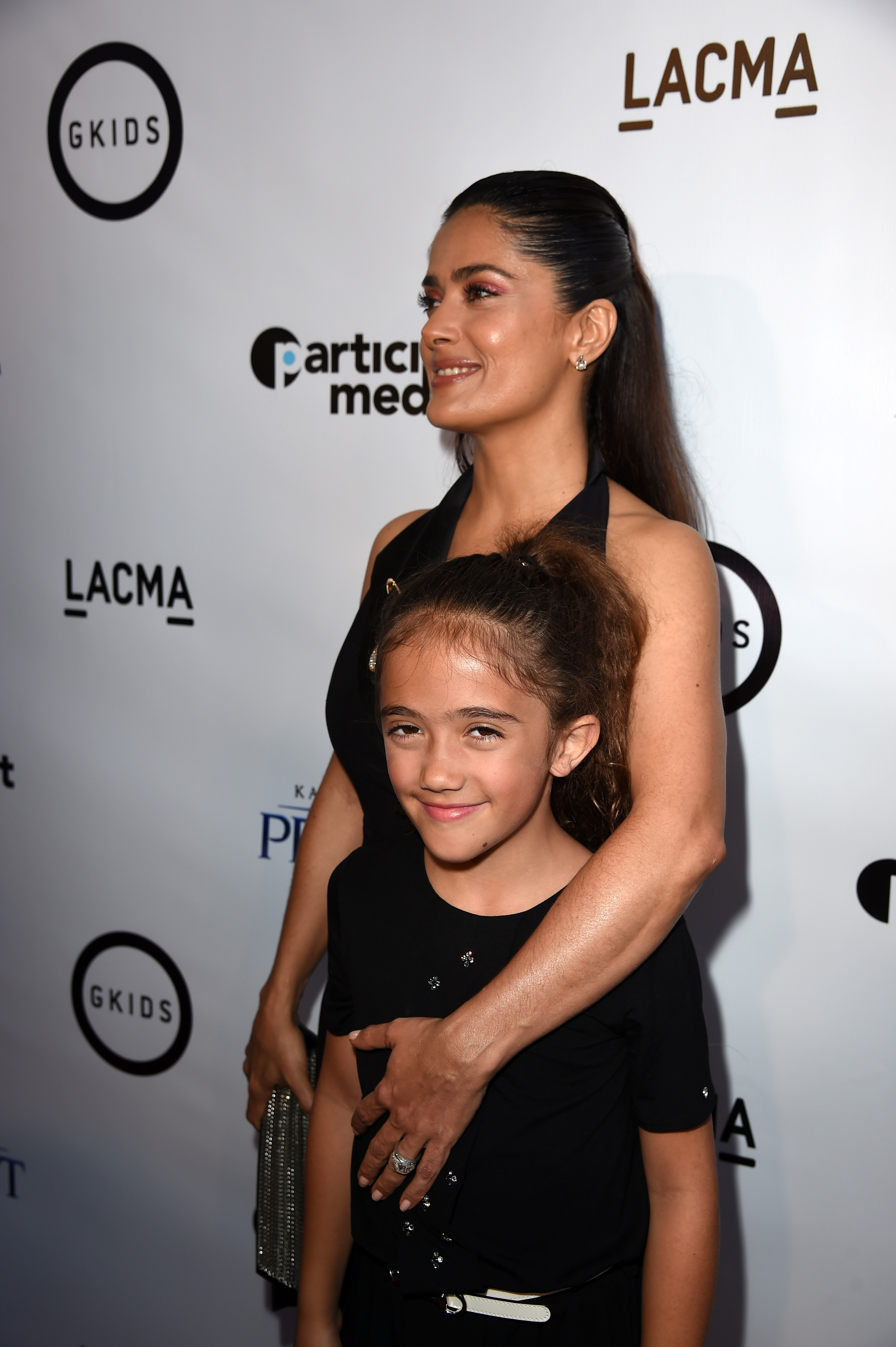 La actriz y productora Salma Hayek Pinault y su hija Valentina Paloma Pinault asisten a la proyección de "Kahlil Gibran's the Prophet" de GKIDS en el Teatro Bing del LACMA el 29 de julio de 2015 en Los Ángeles, California.