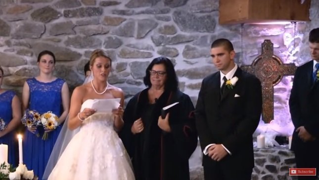 Novia lee sus votos en la boda. | Foto: YouTube.com / Love What Matters