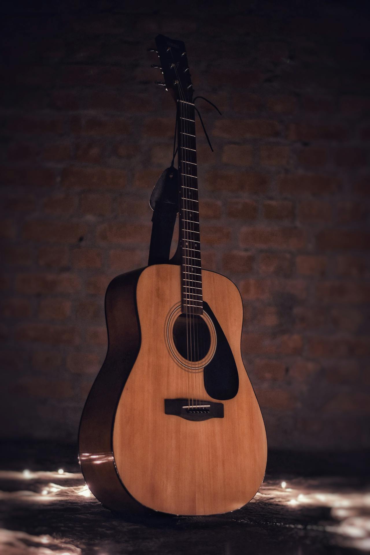 Una guitarra en exposición | Fuente: Pexels