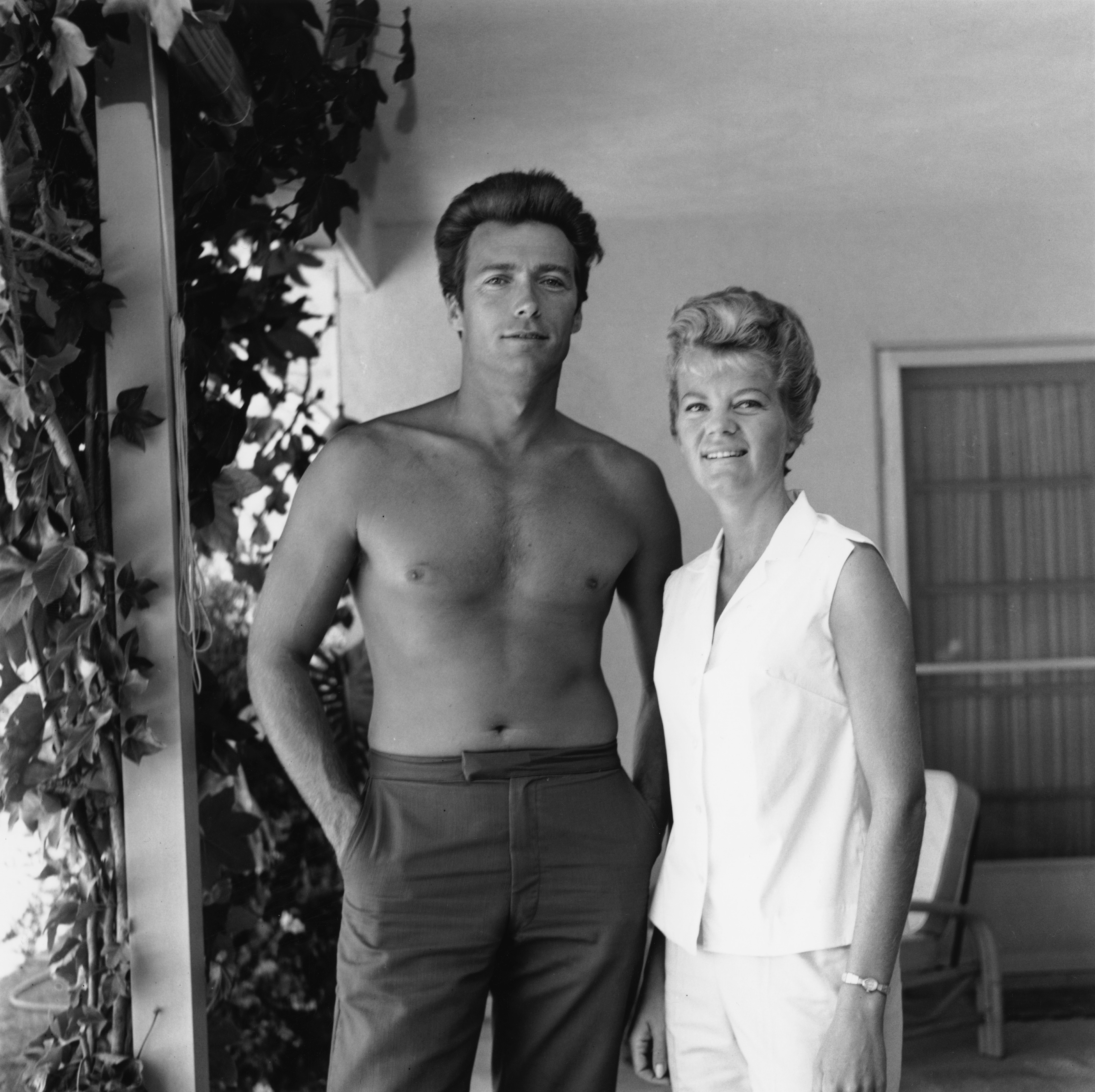 Clint Eastwood y Maggie Johnson fotografiados en su casa de Los Ángeles, California, hacia 1960. | Fuente: Getty Images