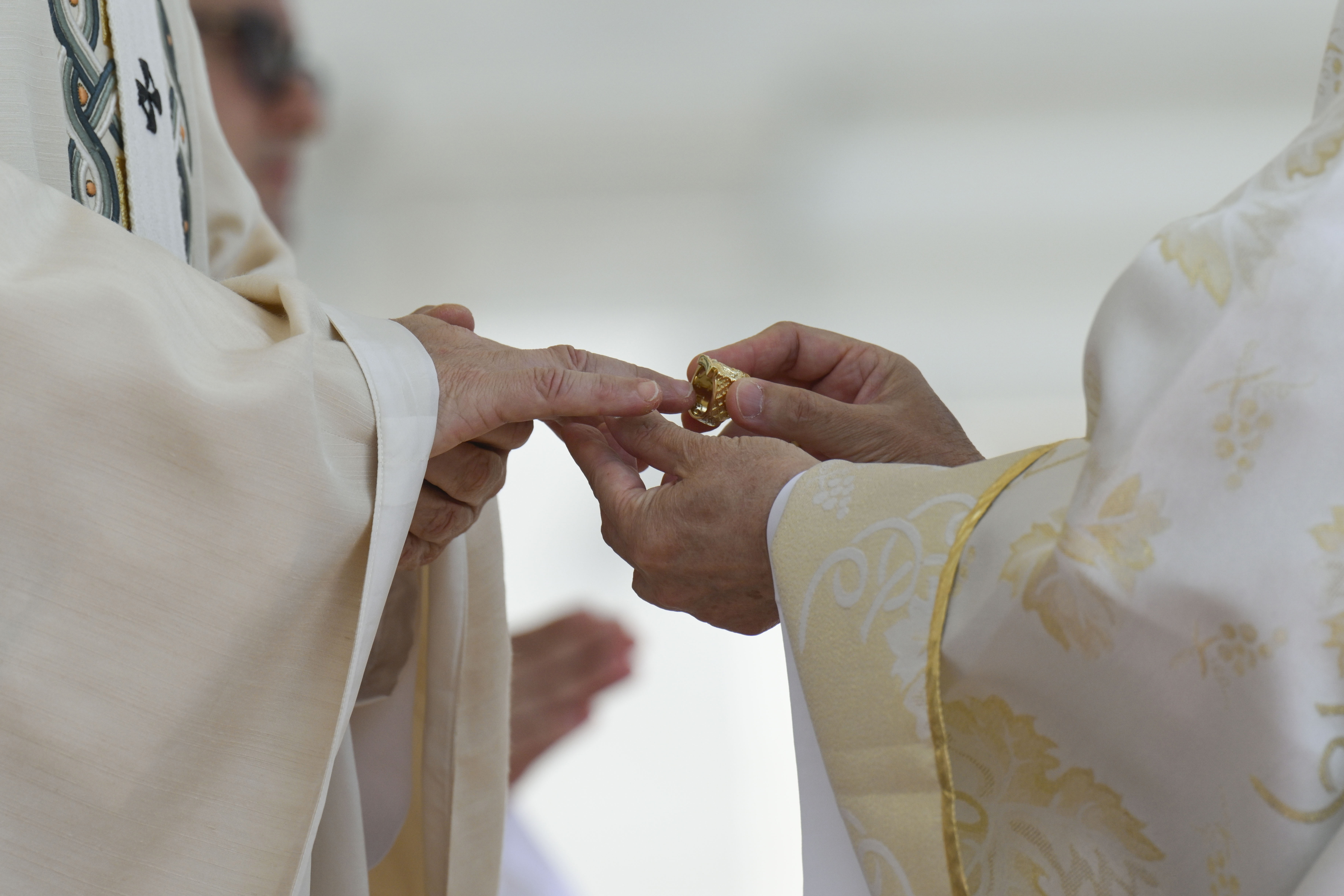 El papa León XIV recibiendo el anillo del Pescador de manos del cardenal Luis Antonio Tagle durante la misa de inauguración de su pontificado en la Plaza de San Pedro el 18 de mayo de 2025, en la Ciudad del Vaticano. | Fuente: Getty Images