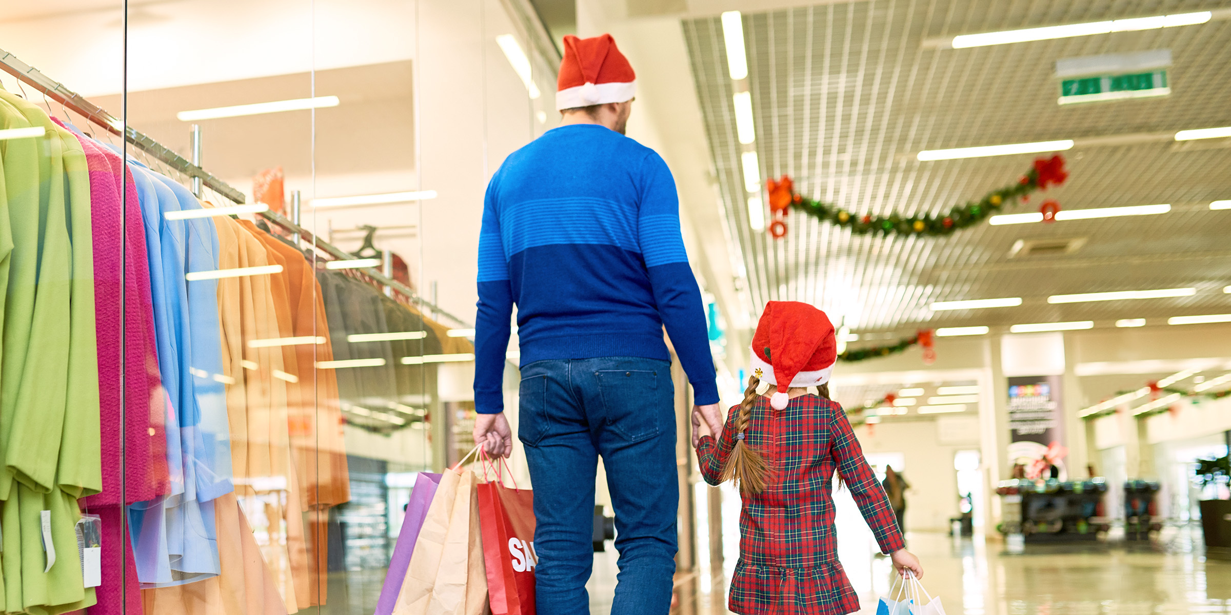 Una niña con su padre | Fuente: Shutterstock