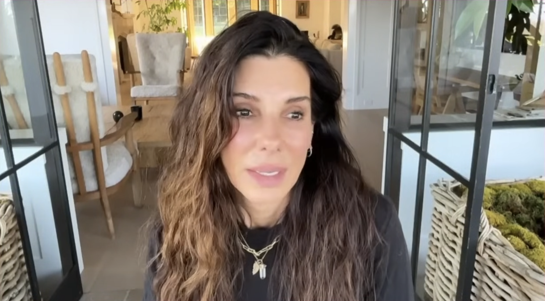 Captura de pantalla de Sandra Bullock hablando en un vídeo publicado el 12 de agosto de 2024 | Fuente: YouTube/@HodaAndJenna